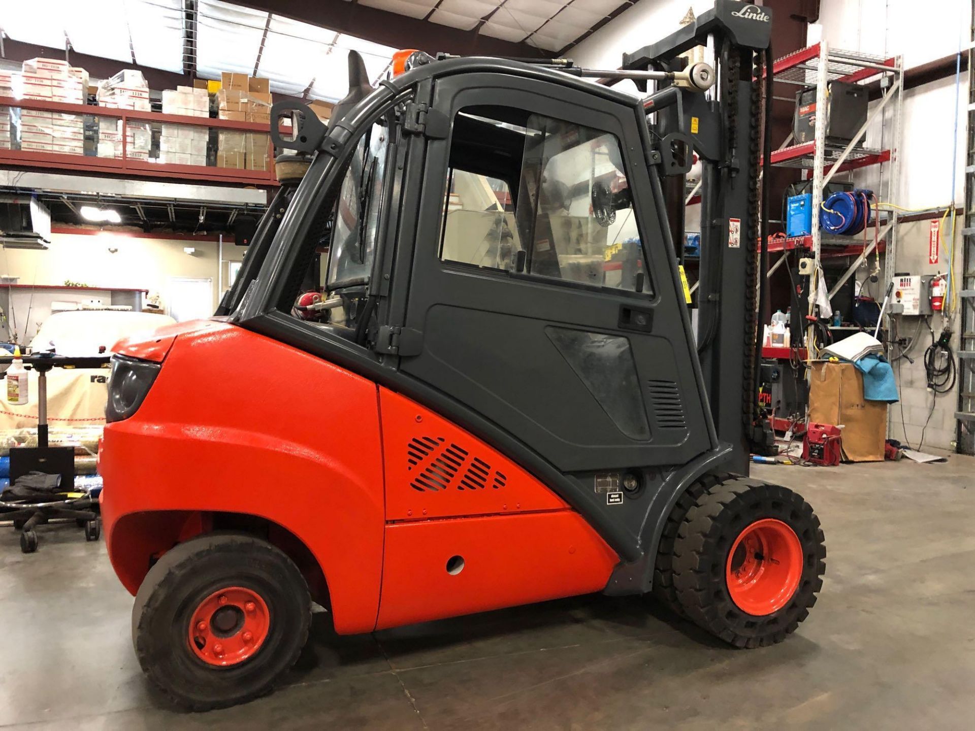 2013 LINDE H35 DIESEL ENCLOSED/CLIMATE CONTROLLED CAB FORKLIFT, APPROX. 7,500 LB LIFT CAPACITY, DUAL - Image 2 of 8