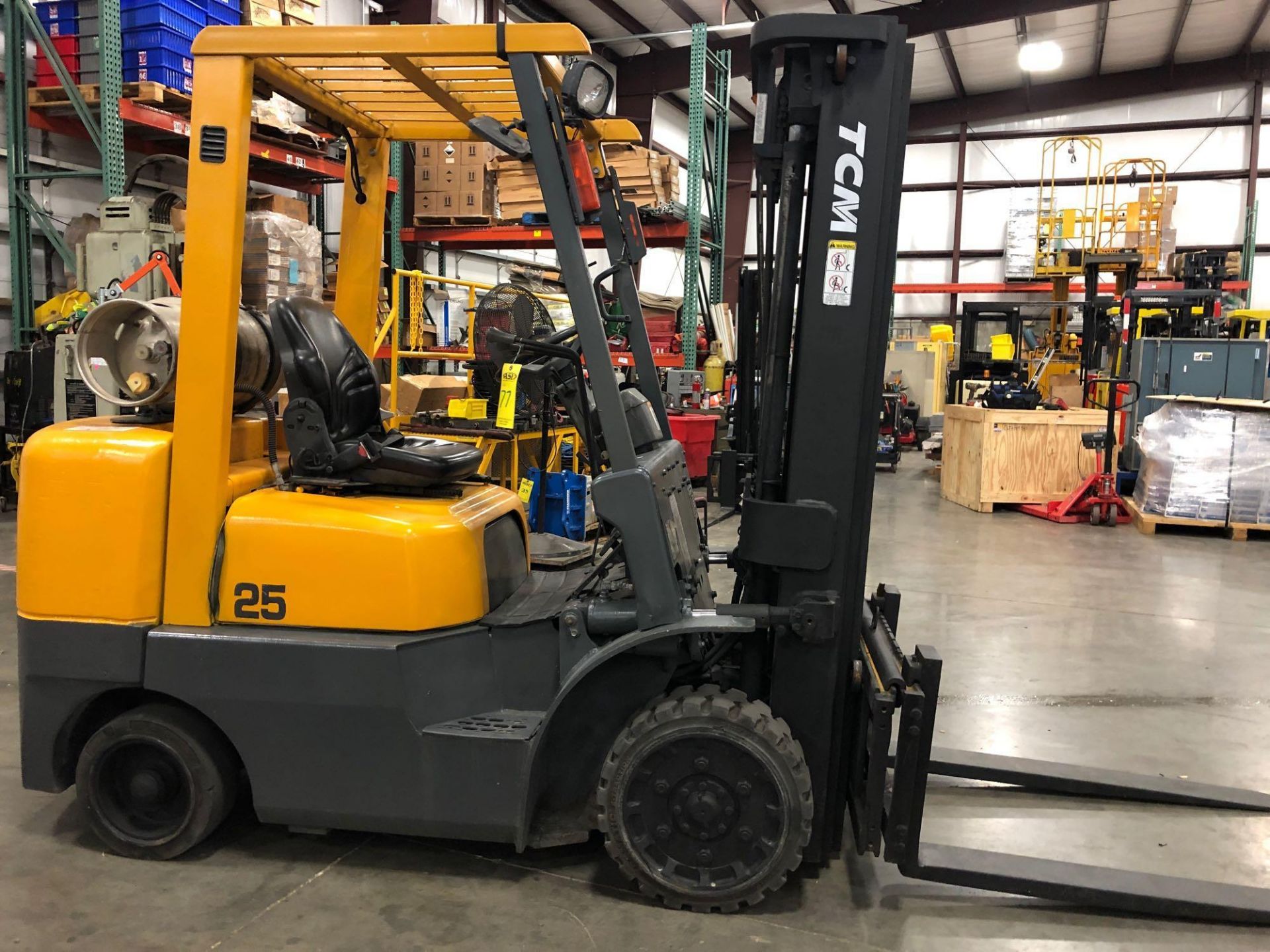 TCM 25 LP FORKLIFT, 5,000 LB CAPACITY, 189" HEIGHT CAPACITY, TILT, SIDE SHIFT - Image 4 of 6