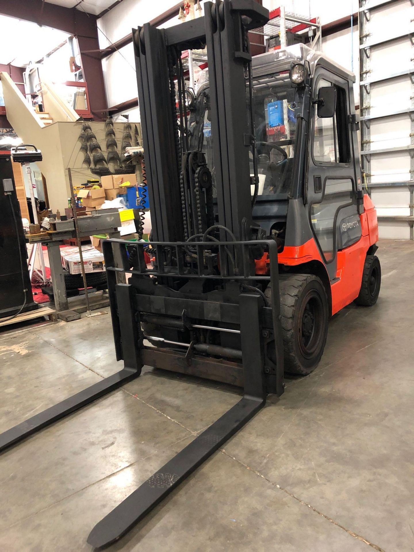 TOYOTA LP ENCLOSED CAB FORKLIFT MODEL 7FGU30, 6,000 LB CAPCITY, 187" HEIGHT CAP - Image 2 of 9