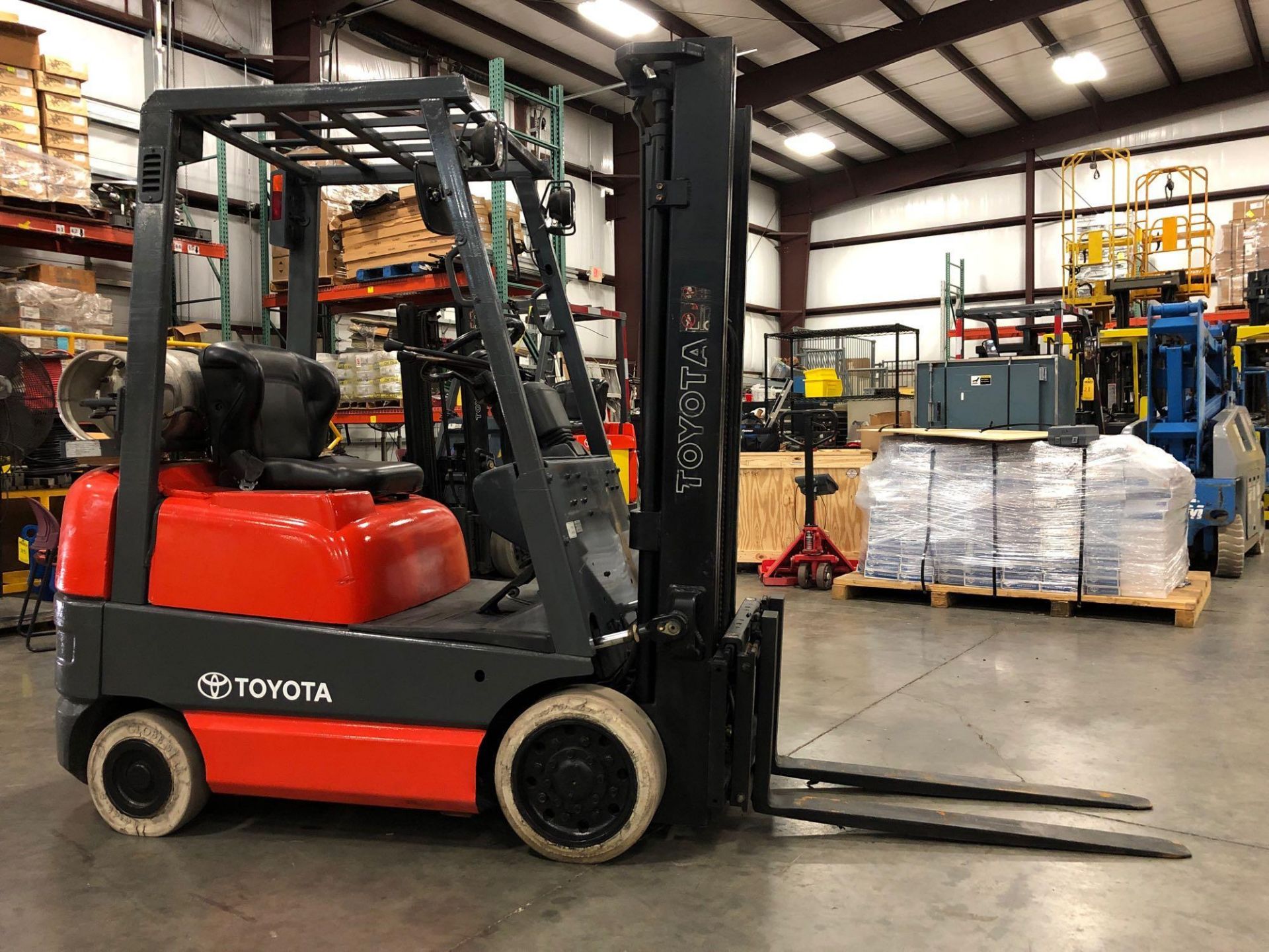 TOYOTA LP FORKLIFT MODEL 42-6FGCU15, 3,000 LB LIFT CAPACITY, 131" HEIGHT CAPACITY, TILT, SIDE SHIFT