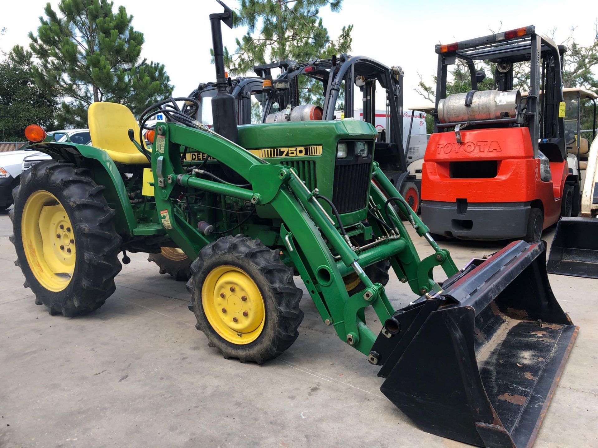 JOHN DEERE 750 TRACTOR WITH BUCKET ATTACHMENT, 1,042 HOURS SHOWING - Image 2 of 8