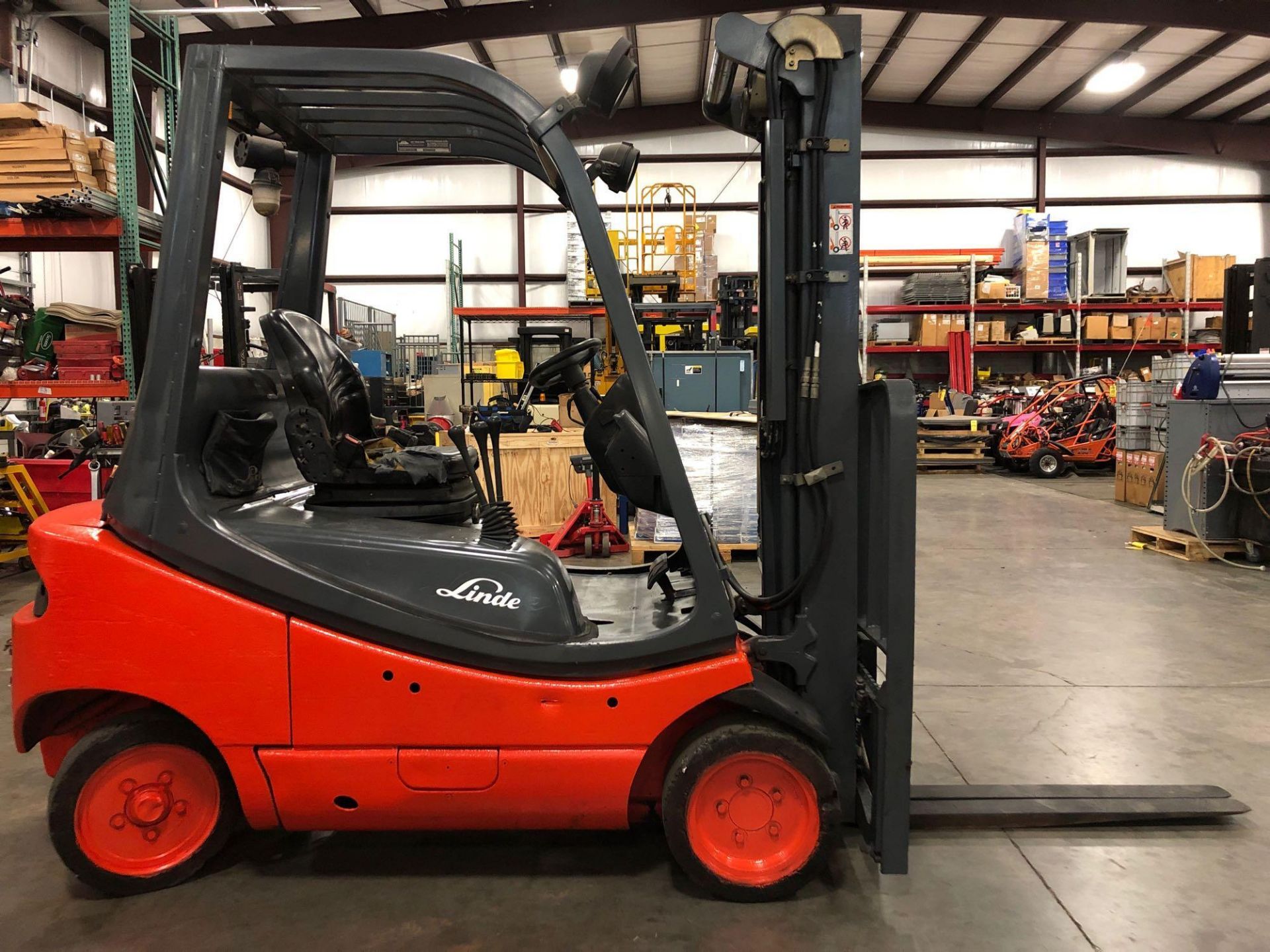 LINDE DIESEL FORKLIFT MODEL H20CD, 4,500 LB CAPACITY, 175" HEIGHT CAPACITY, TILT, RUNS AND OPERATES - Image 3 of 5