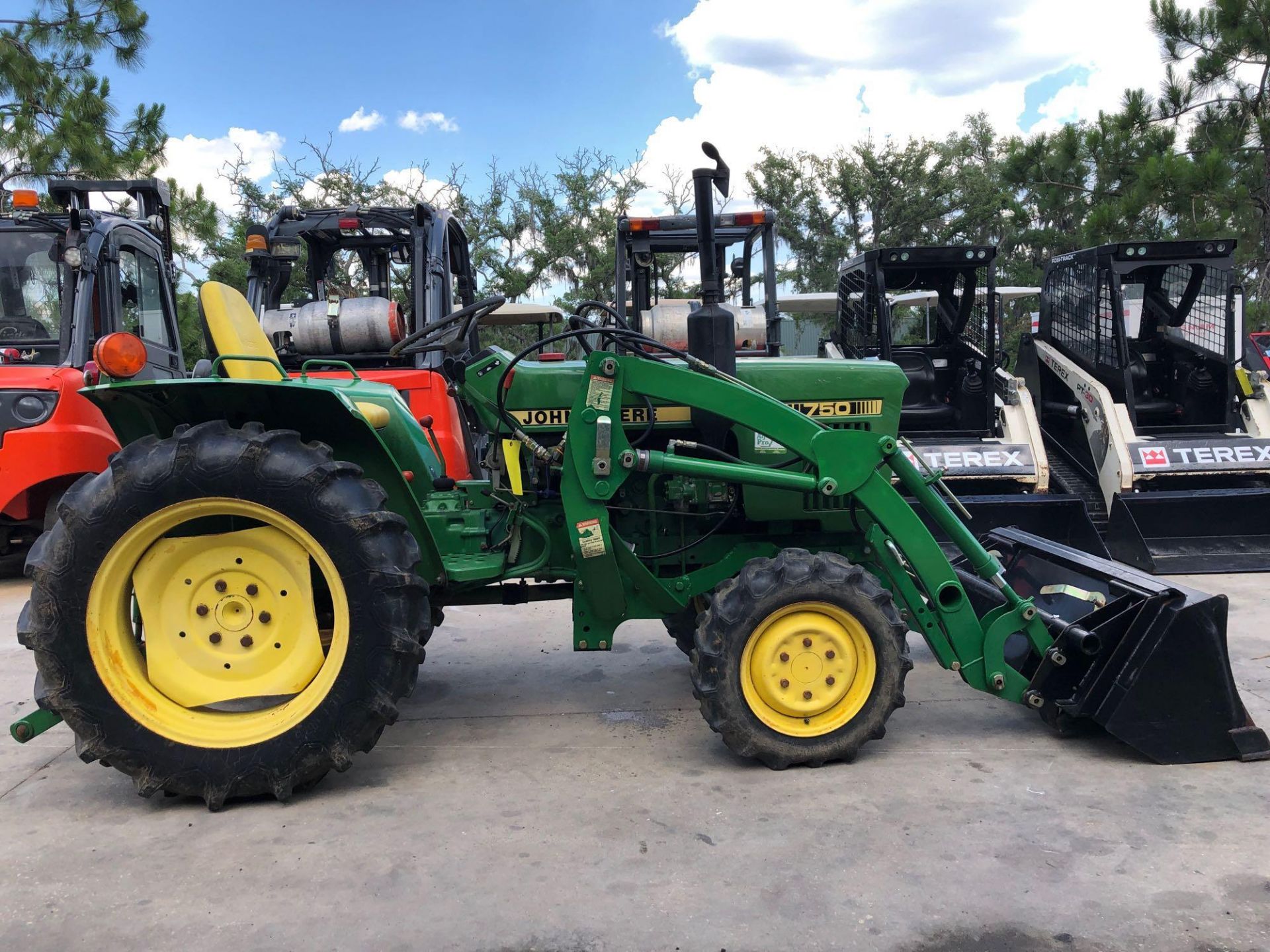 JOHN DEERE 750 TRACTOR WITH BUCKET ATTACHMENT, 1,042 HOURS SHOWING