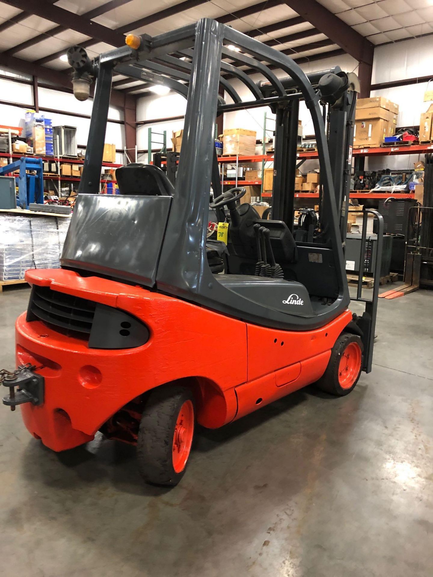 LINDE DIESEL FORKLIFT MODEL H20CD, 4,500 LB CAPACITY, 175" HEIGHT CAPACITY, TILT, RUNS AND OPERATES - Image 4 of 5