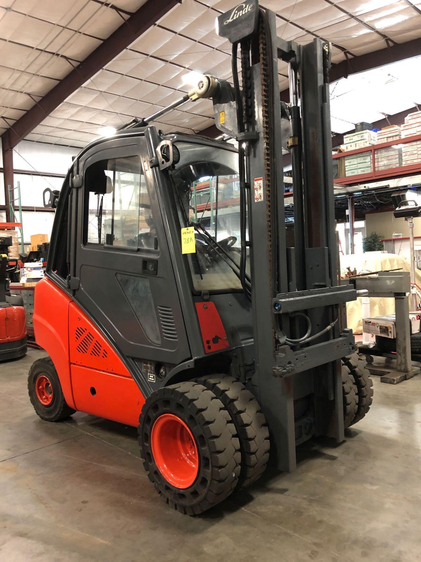 2013 LINDE H35 DIESEL ENCLOSED/CLIMATE CONTROLLED CAB FORKLIFT, APPROX. 7,500 LB LIFT CAPACITY, DUAL