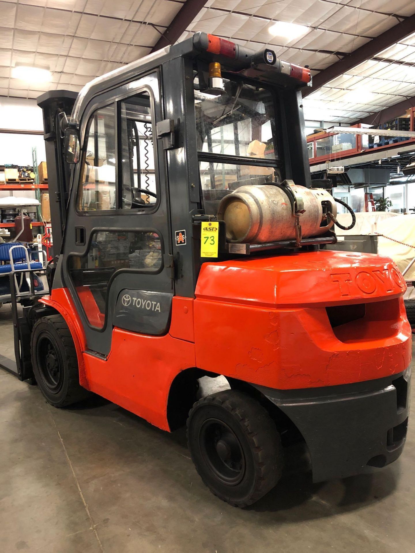 TOYOTA LP ENCLOSED CAB FORKLIFT MODEL 7FGU30, 6,000 LB CAPCITY, 187" HEIGHT CAP - Image 6 of 9