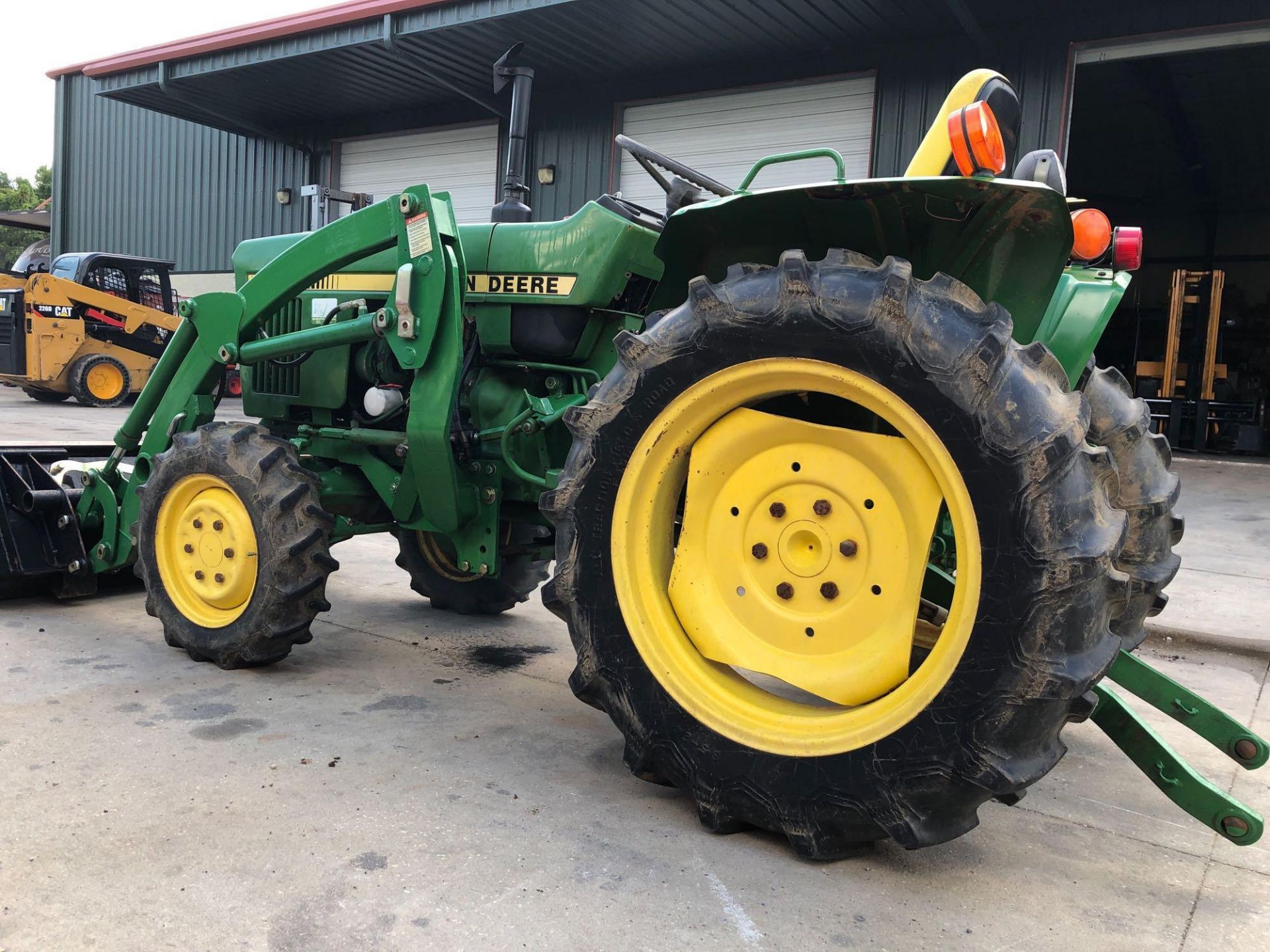 JOHN DEERE 750 TRACTOR WITH BUCKET ATTACHMENT, 1,042 HOURS SHOWING - Image 4 of 8