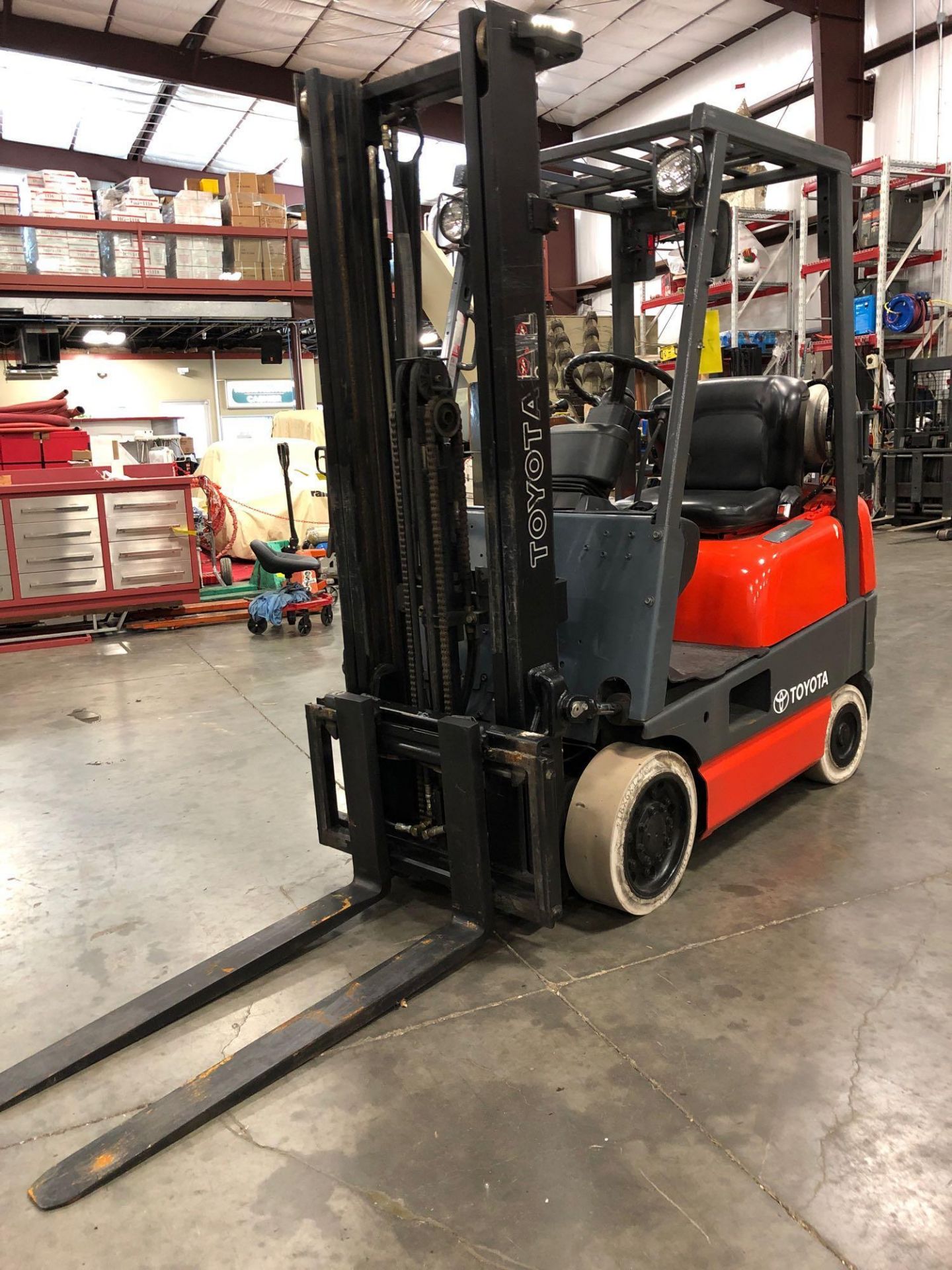 TOYOTA LP FORKLIFT MODEL 42-6FGCU15, 3,000 LB LIFT CAPACITY, 131" HEIGHT CAPACITY, TILT, SIDE SHIFT - Image 3 of 7