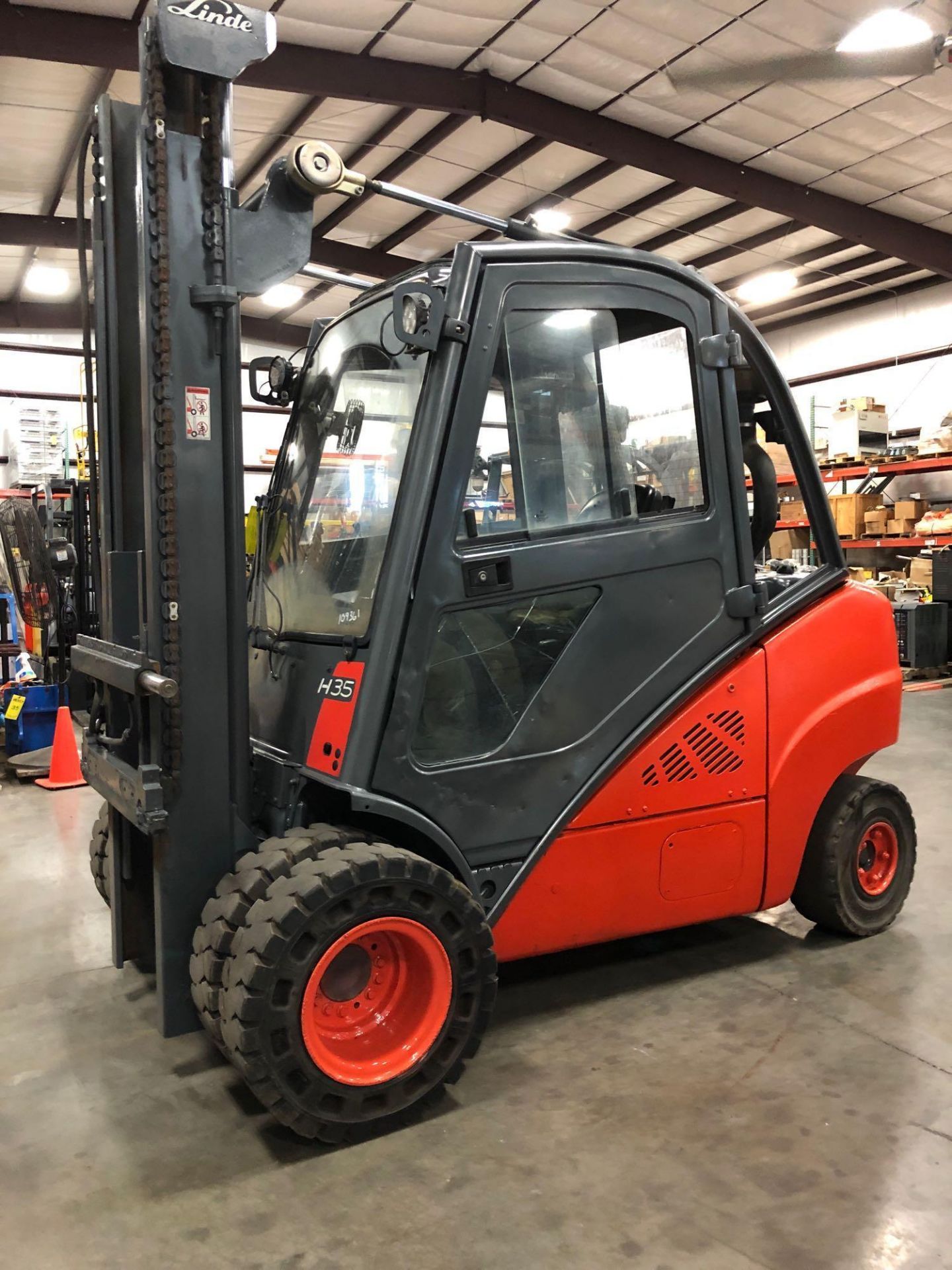2013 LINDE H35 DIESEL ENCLOSED/CLIMATE CONTROLLED CAB FORKLIFT, APPROX. 7,500 LB LIFT CAPACITY, DUAL - Image 4 of 8