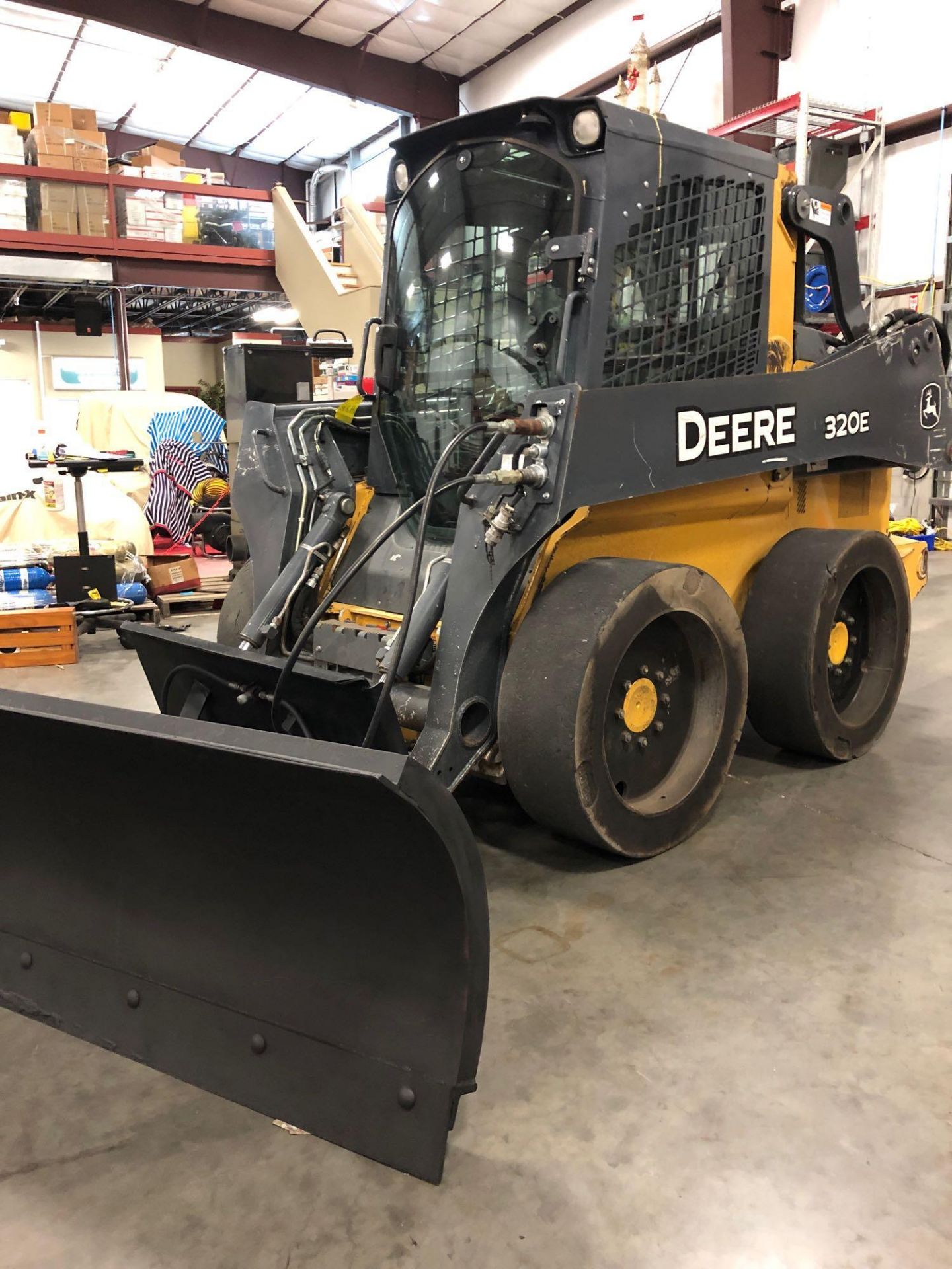 2015 JOHN DEERE 320E SKID STEER, ENCLOSED CAB, HEAT AND A/C 2 SPEED HYDRAULIC COUPLER, RUNS AND OPER - Image 2 of 9