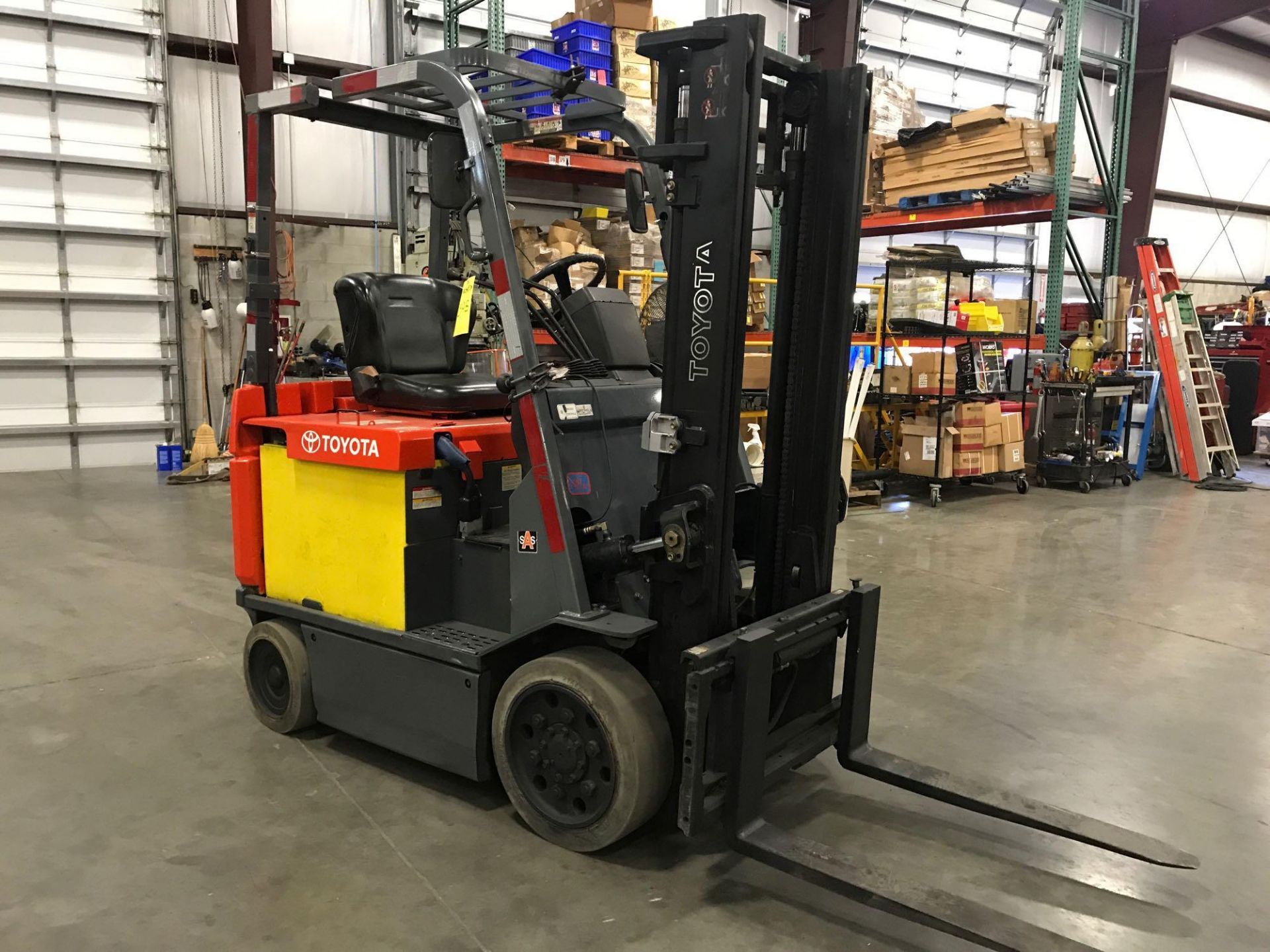 TOYOTA 7FBCU25 ELECTRIC FORKLIFT, 5000 LB. CAP, 131.5" HEIGHT CAPACITY, TILT, SIDE SHIFT, 48V, RUNS - Image 3 of 6