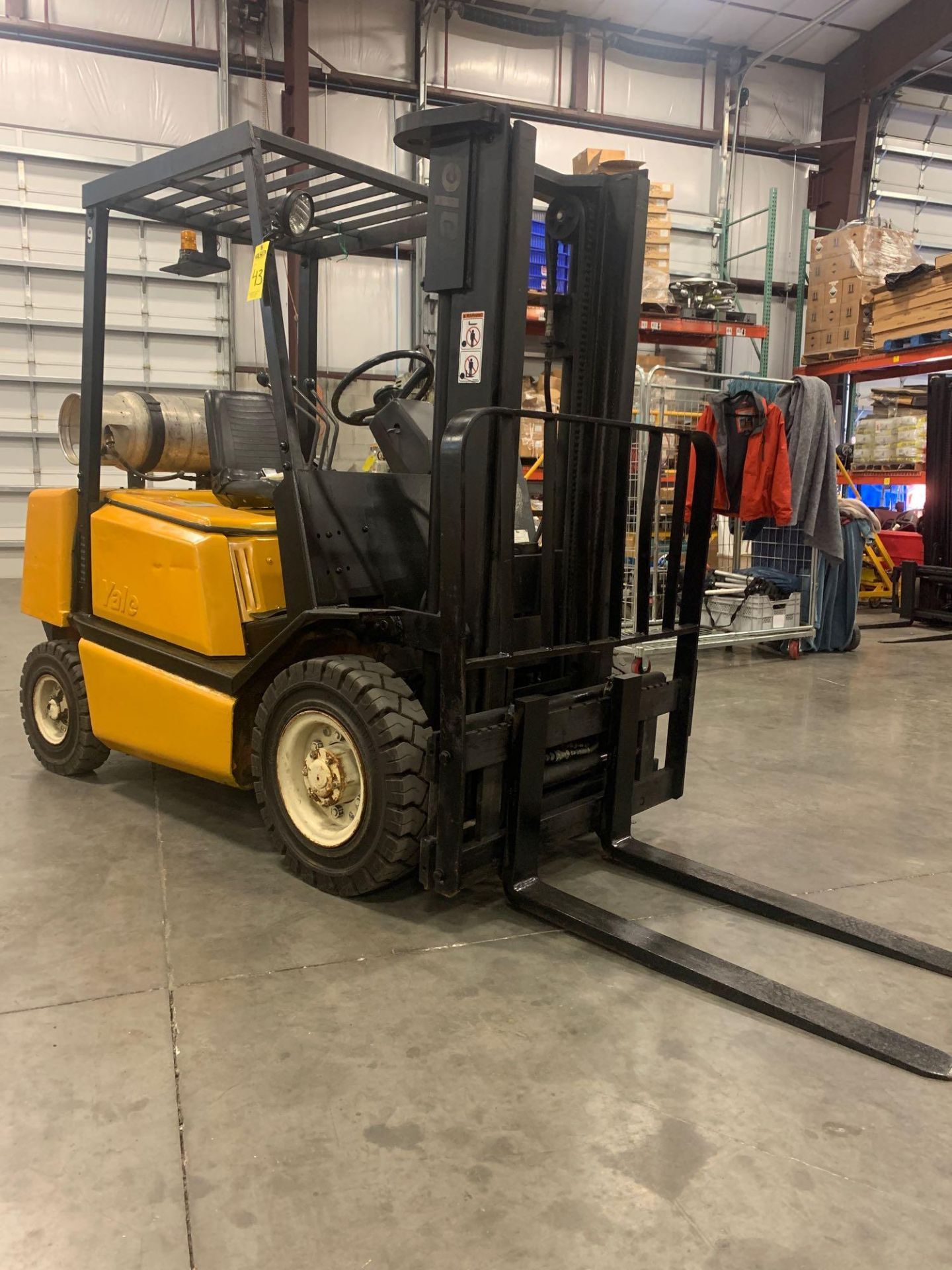 YALE GLP050 FORKLIFT, APPROXIMATELY 5,000LB CAPACITY, LP GAS,TILT, RUNS AND OPERATES