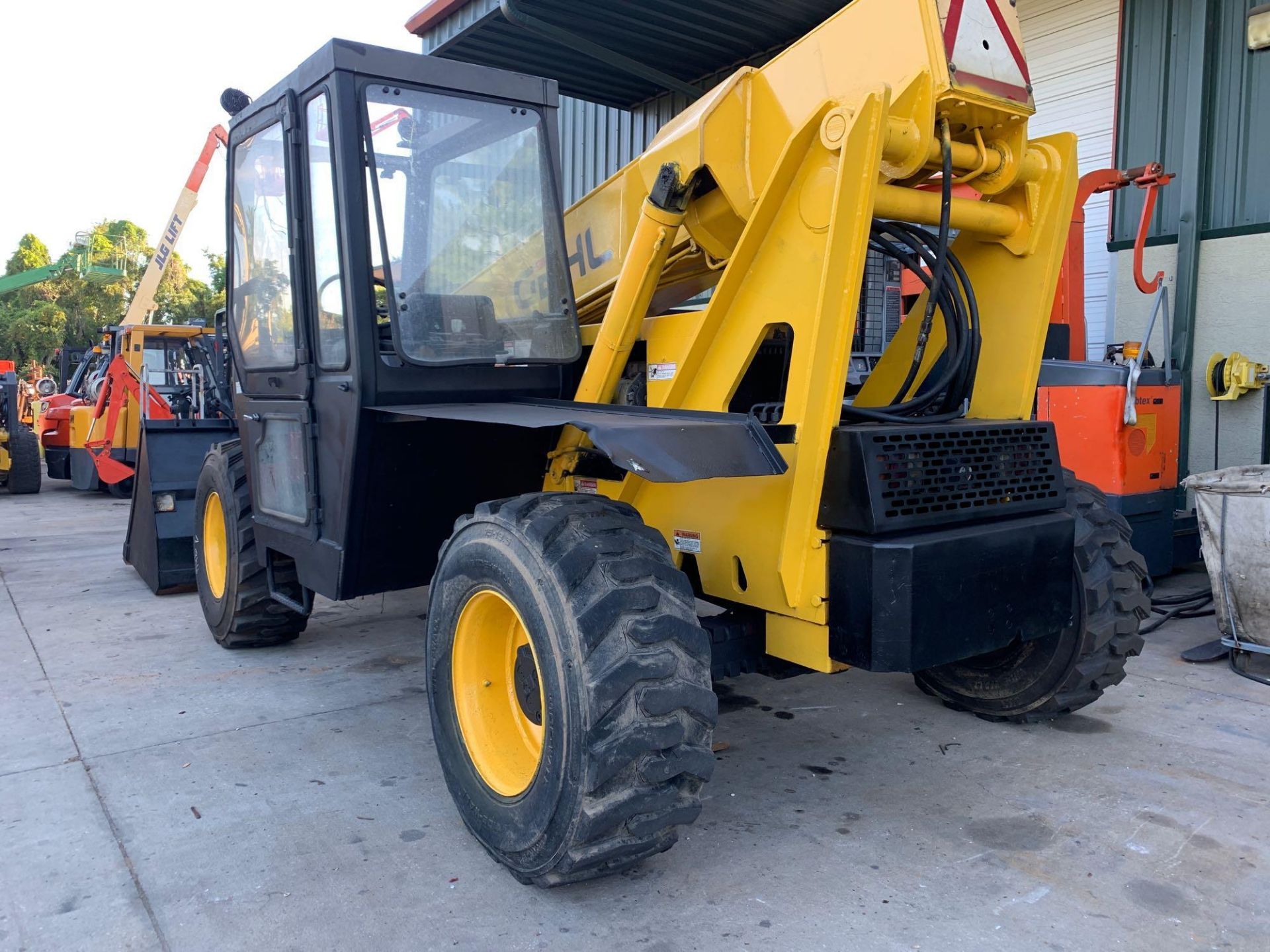 GEHL TELESCOPIC FORKLIFT MODEL 562 DYNA-HANDLER, 8’ BUCKET, FORK ATTACHMENT, DIESEL POWERED, RUNS - Image 3 of 6