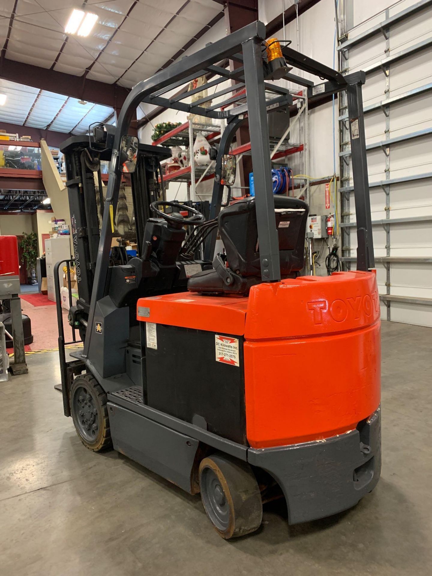 TOYOTA 7FBCU25 FORKLIFT, APPROXIMATELY 5,000LB, 36VOLT, HYDRAULIC SLIDING FORKS, HUDRAULIC OPEN AND - Image 4 of 7