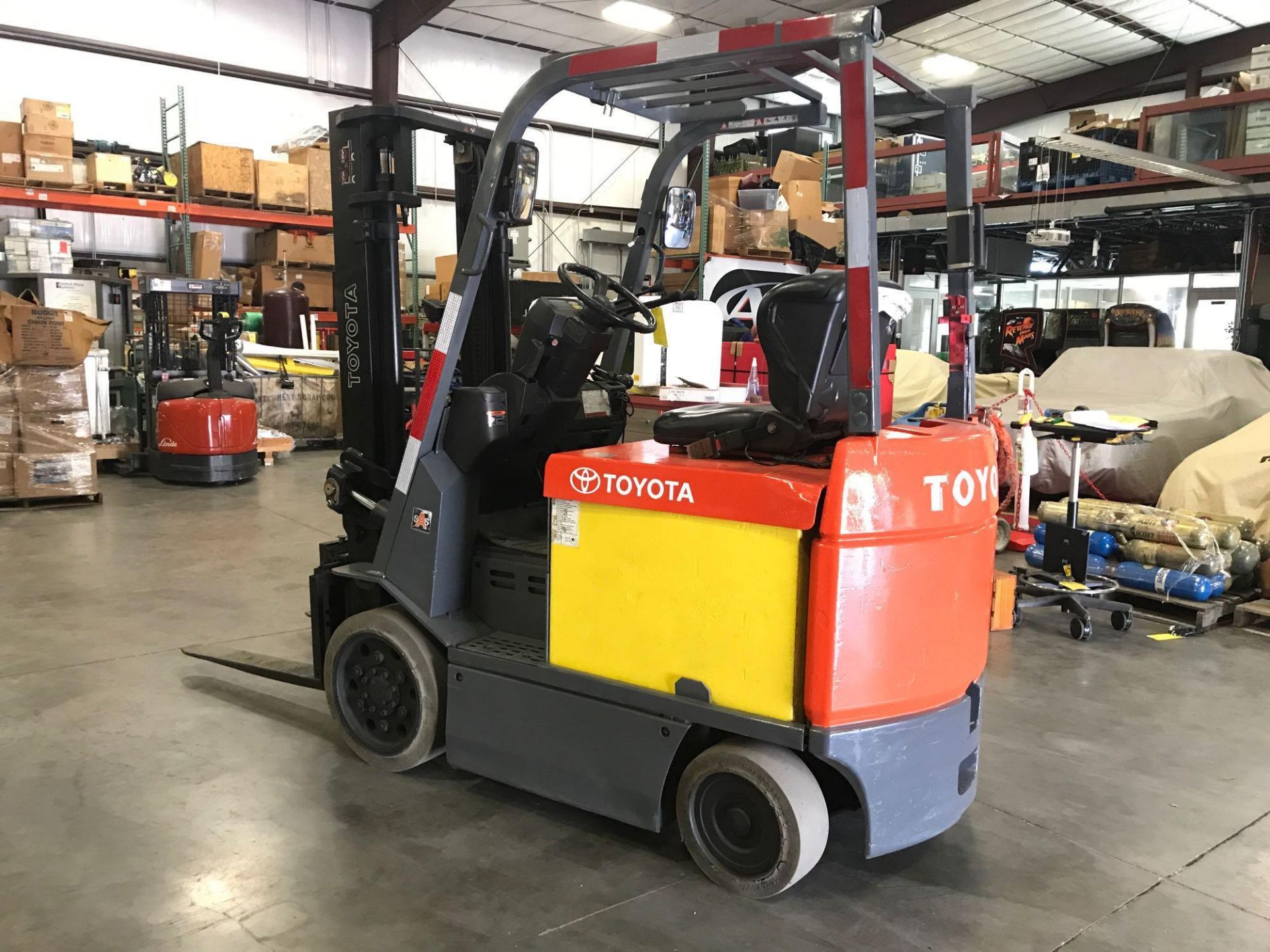 TOYOTA 7FBCU25 ELECTRIC FORKLIFT, 5000 LB. CAP, 131.5" HEIGHT CAPACITY, TILT, SIDE SHIFT, 48V, RUNS - Image 4 of 6