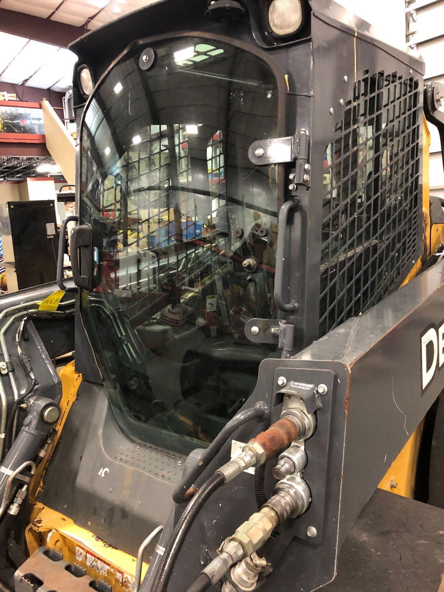 2015 JOHN DEERE 320E SKID STEER, ENCLOSED CAB, HEAT AND A/C 2 SPEED HYDRAULIC COUPLER, RUNS AND OPER - Image 7 of 9