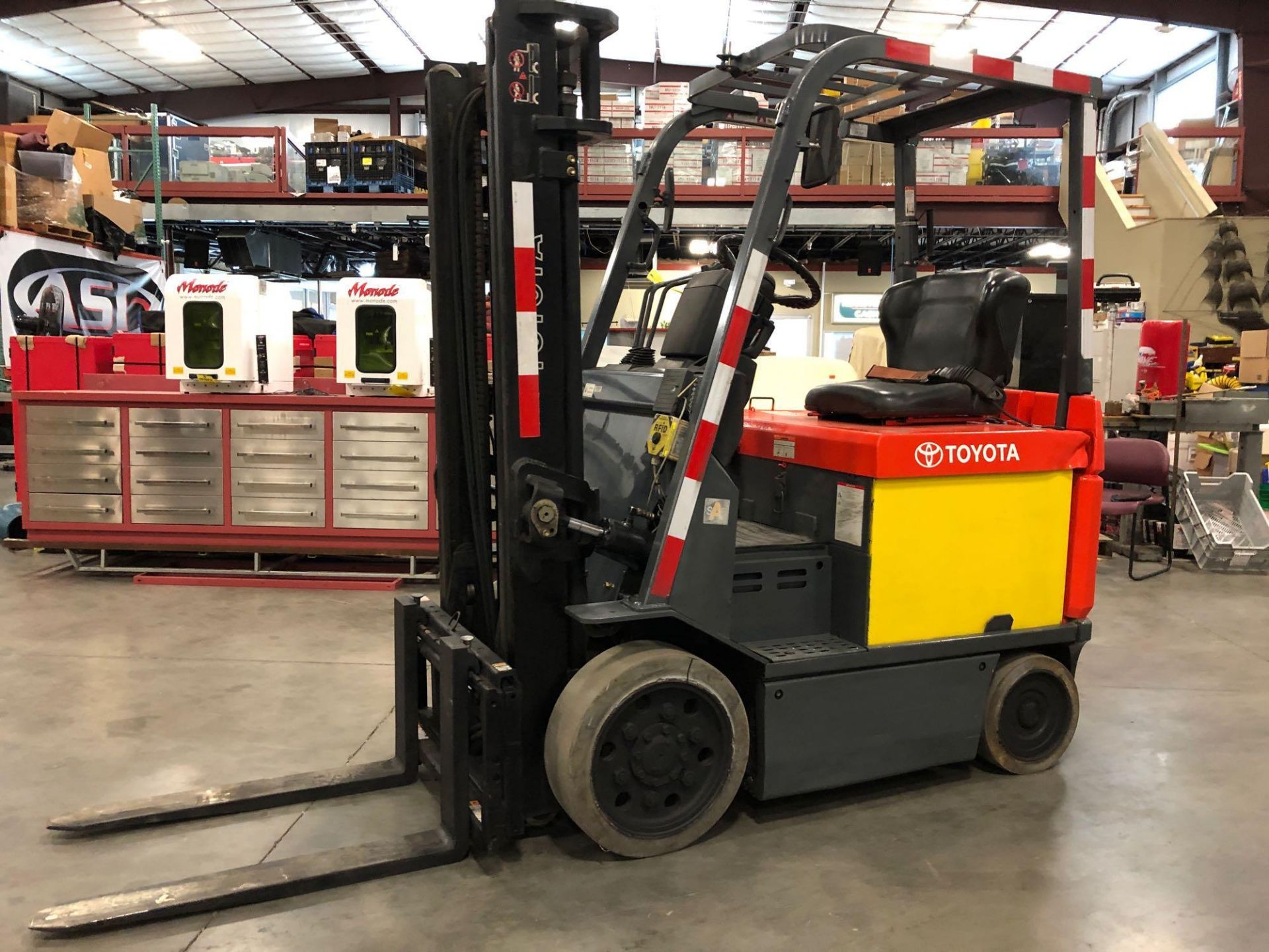 TOYOTA 7FBCU25 ELECTRIC FORKLIFT, 5000 LB. CAP, 131.5" HEIGHT CAPACITY, TILT, SIDE SHIFT, 48V, RUNS - Image 4 of 6