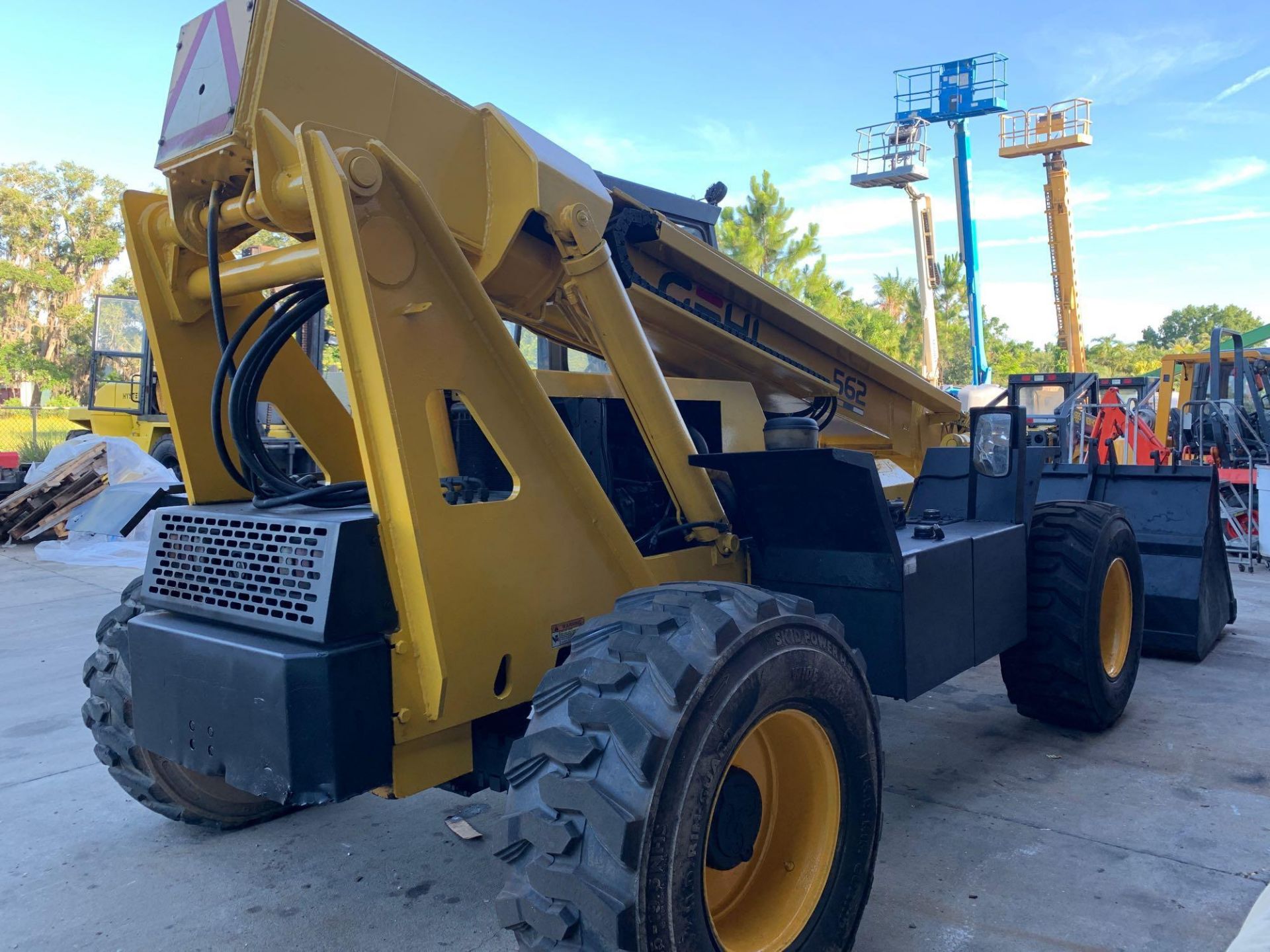 GEHL TELESCOPIC FORKLIFT MODEL 562 DYNA-HANDLER, 8’ BUCKET, FORK ATTACHMENT, DIESEL POWERED, RUNS - Image 2 of 6