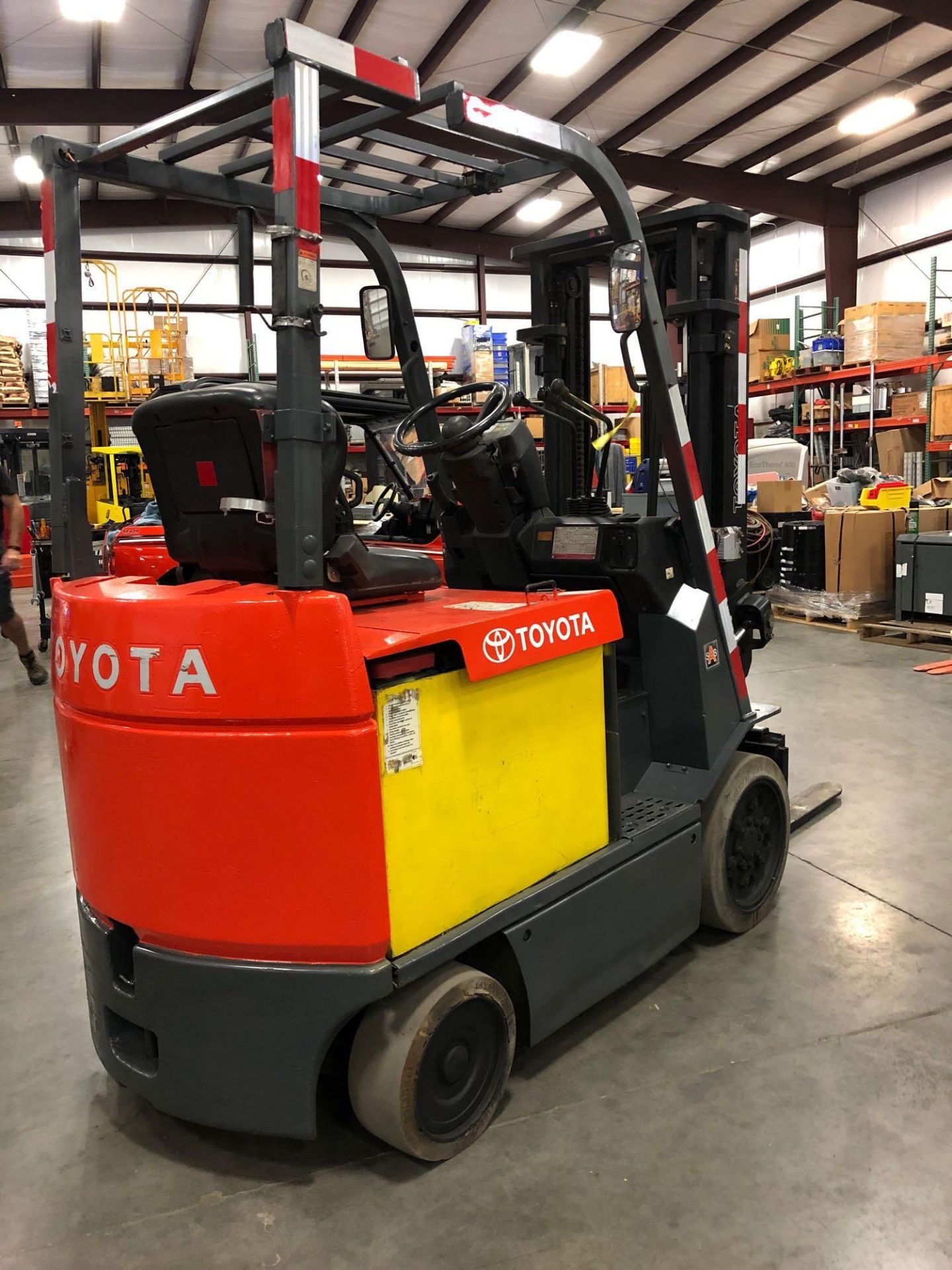 TOYOTA 7FBCU25 ELECTRIC FORKLIFT, 5000 LB. CAP, 131.5" HEIGHT CAPACITY, TILT, SIDE SHIFT, 48V, RUNS - Image 2 of 6