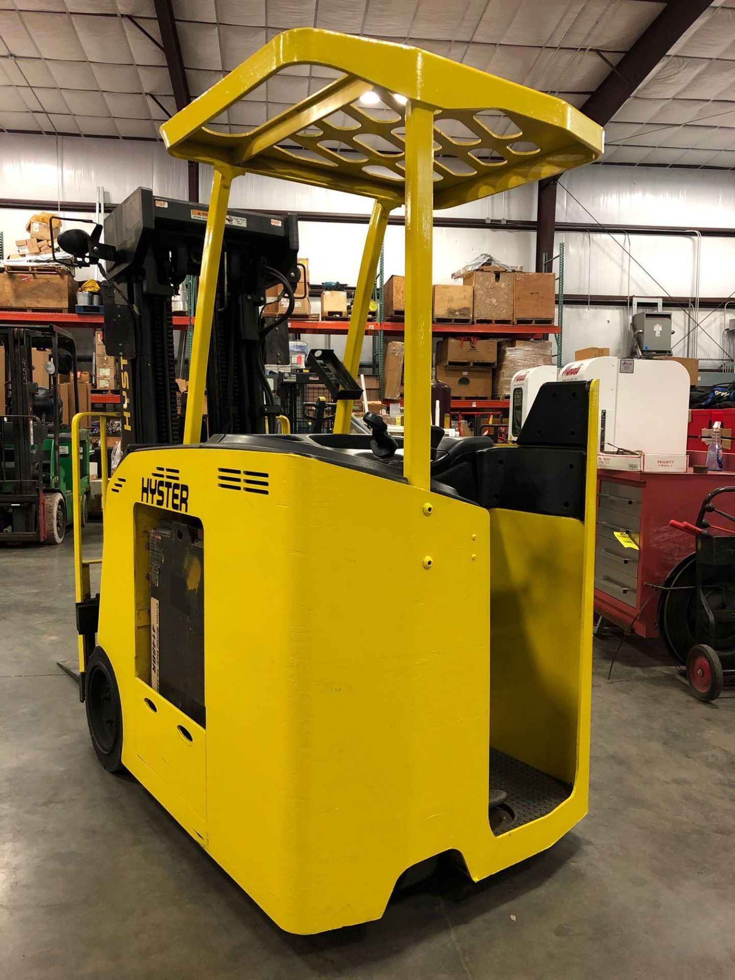 HYSTER ELECTRIC FORKLIFT WITH QUAD MAST MODEL E40HSD, 4,000 LB LIFT CAPACITY, 241" HEIGHT CAPACITY, - Image 4 of 7