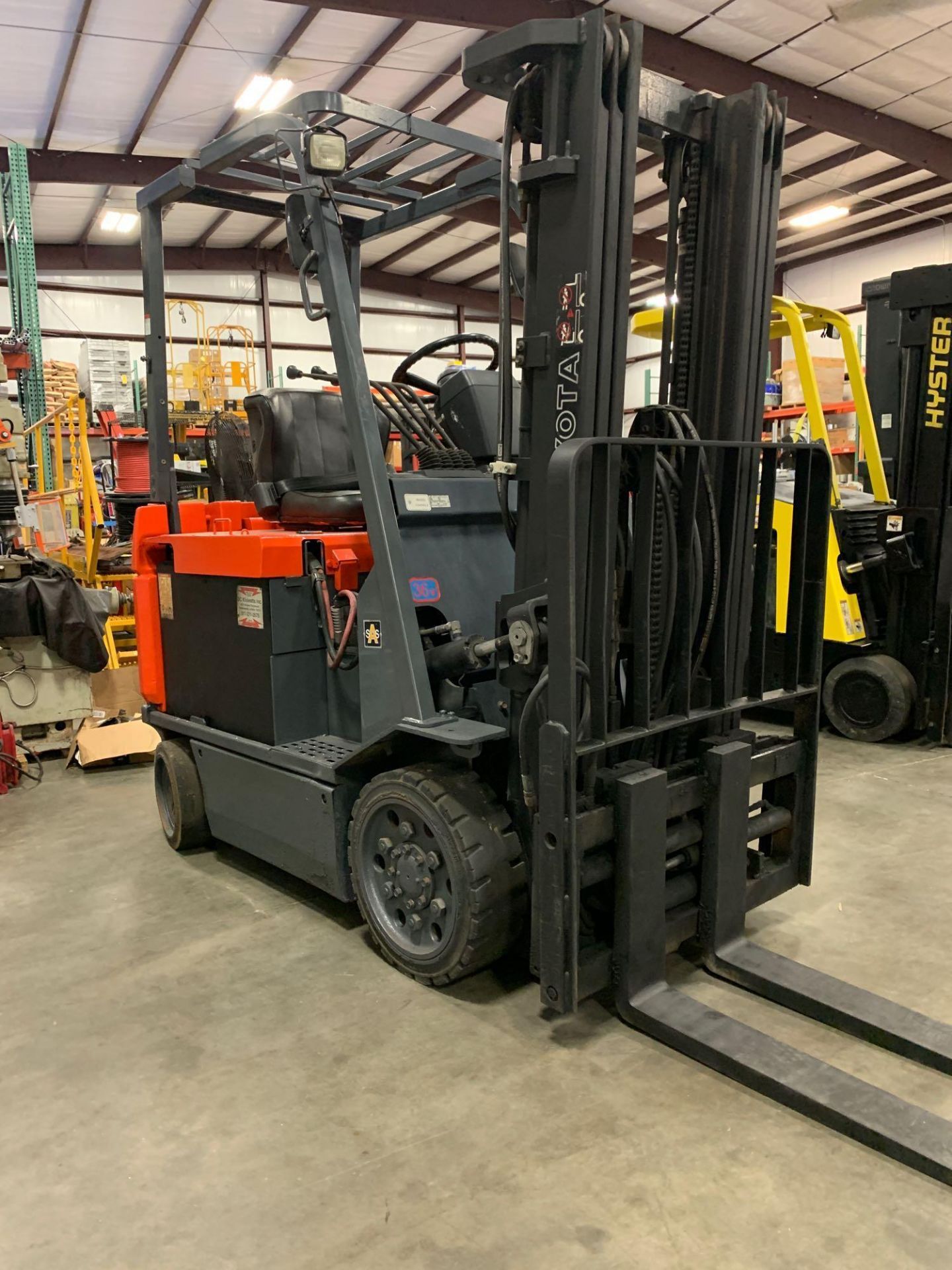 TOYOTA 7FBCU25 FORKLIFT, APPROXIMATELY 5,000LB, 36VOLT, HYDRAULIC SLIDING FORKS, HUDRAULIC OPEN AND - Image 2 of 7