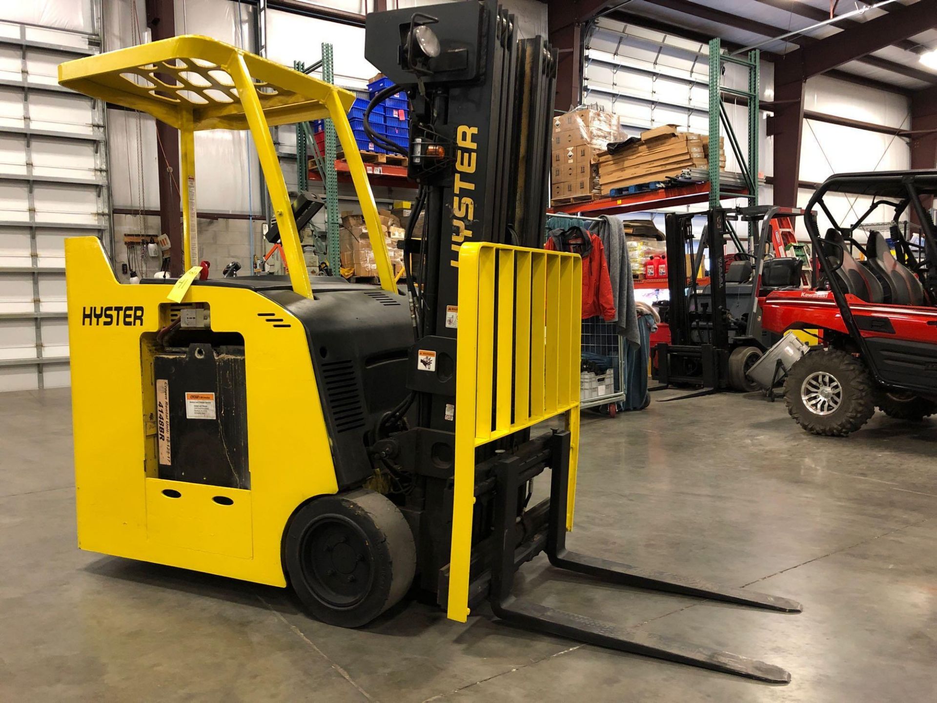 HYSTER ELECTRIC FORKLIFT WITH QUAD MAST MODEL E40HSD, 4,000 LB LIFT CAPACITY, 241" HEIGHT CAPACITY,