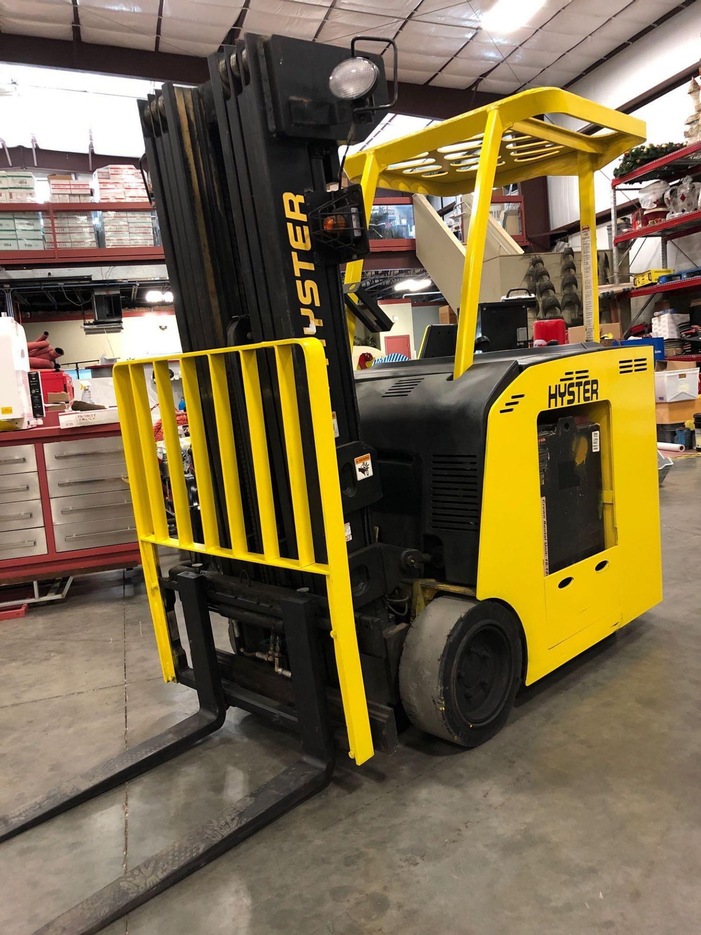 HYSTER ELECTRIC FORKLIFT WITH QUAD MAST MODEL E40HSD, 4,000 LB LIFT CAPACITY, 241" HEIGHT CAPACITY, - Image 2 of 7