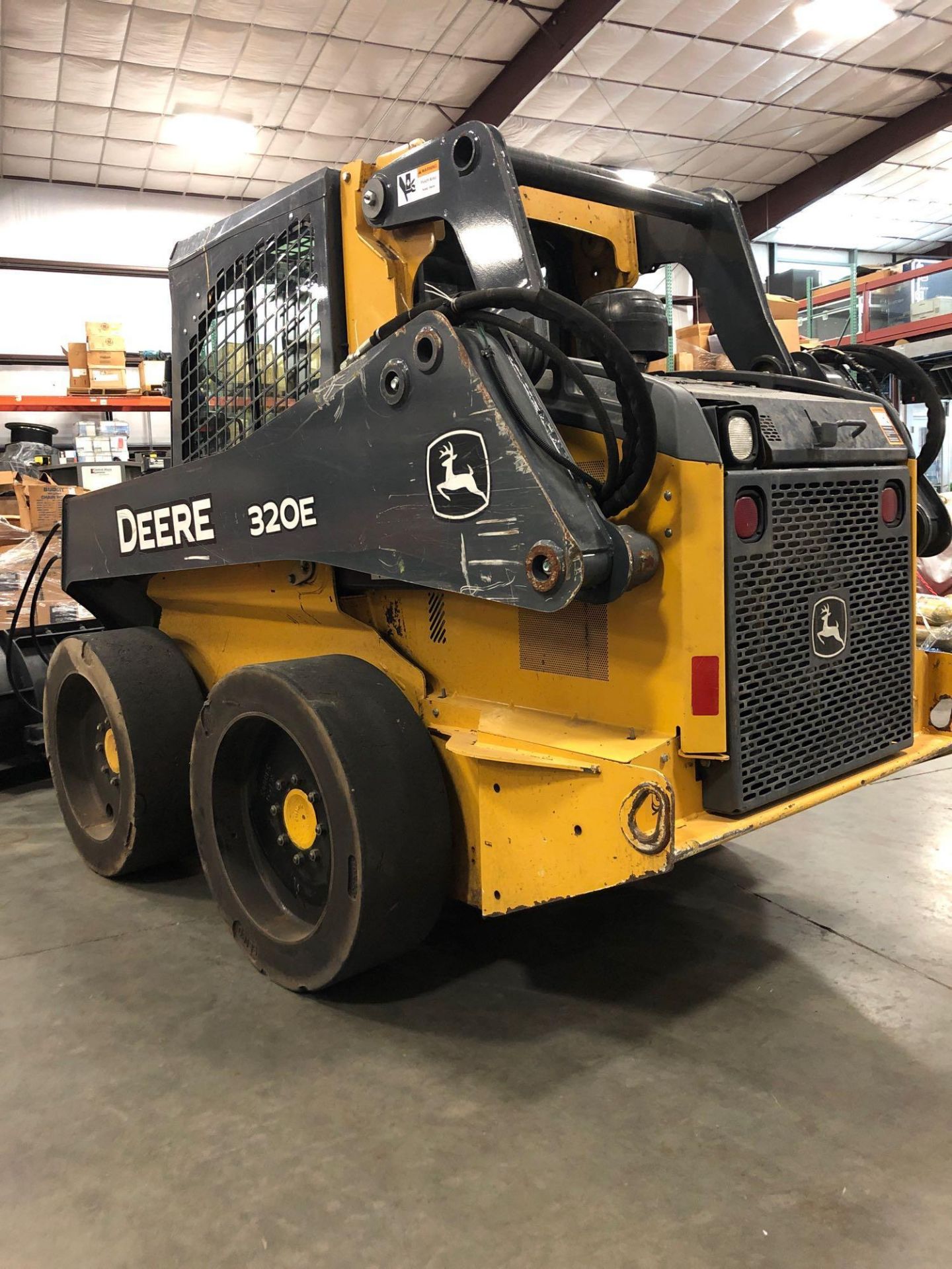 2015 JOHN DEERE 320E SKID STEER, ENCLOSED CAB, HEAT AND A/C 2 SPEED HYDRAULIC COUPLER, RUNS AND OPER - Image 4 of 9