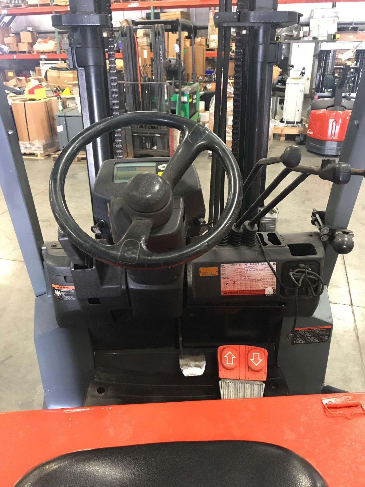 TOYOTA 7FBCU25 ELECTRIC FORKLIFT, 5000 LB. CAP, 131.5" HEIGHT CAPACITY, TILT, SIDE SHIFT, 48V, RUNS - Image 5 of 6