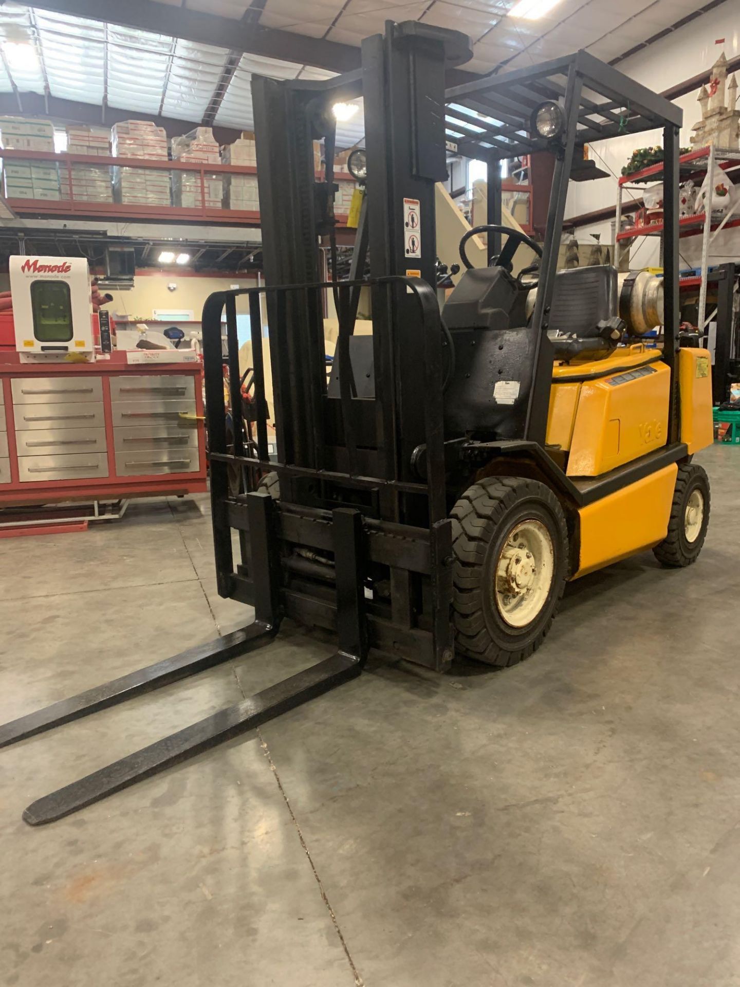 YALE GLP050 FORKLIFT, APPROXIMATELY 5,000LB CAPACITY, LP GAS,TILT, RUNS AND OPERATES - Image 2 of 7