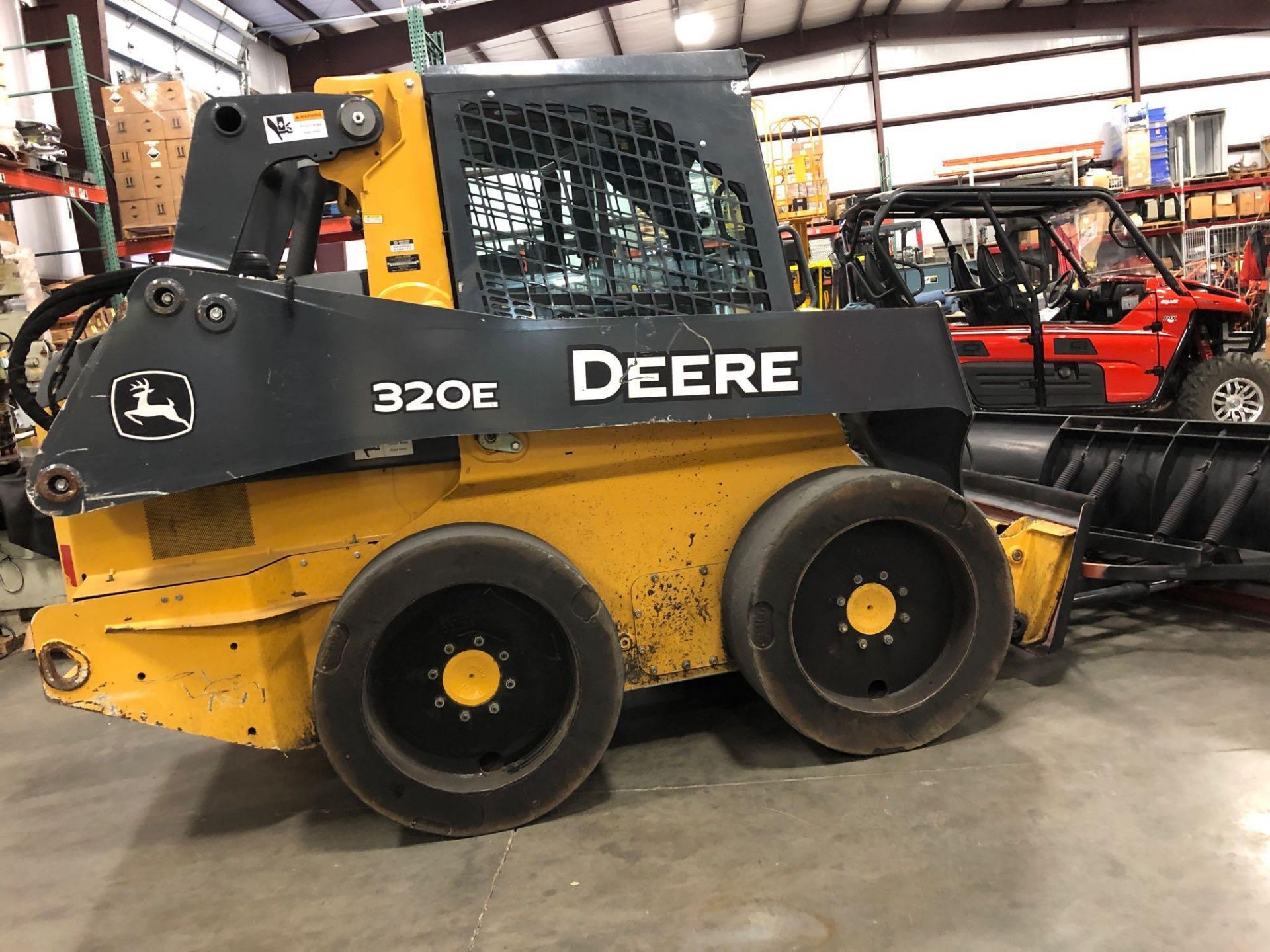 2015 JOHN DEERE 320E SKID STEER, ENCLOSED CAB, HEAT AND A/C 2 SPEED HYDRAULIC COUPLER, RUNS AND OPER - Image 6 of 9