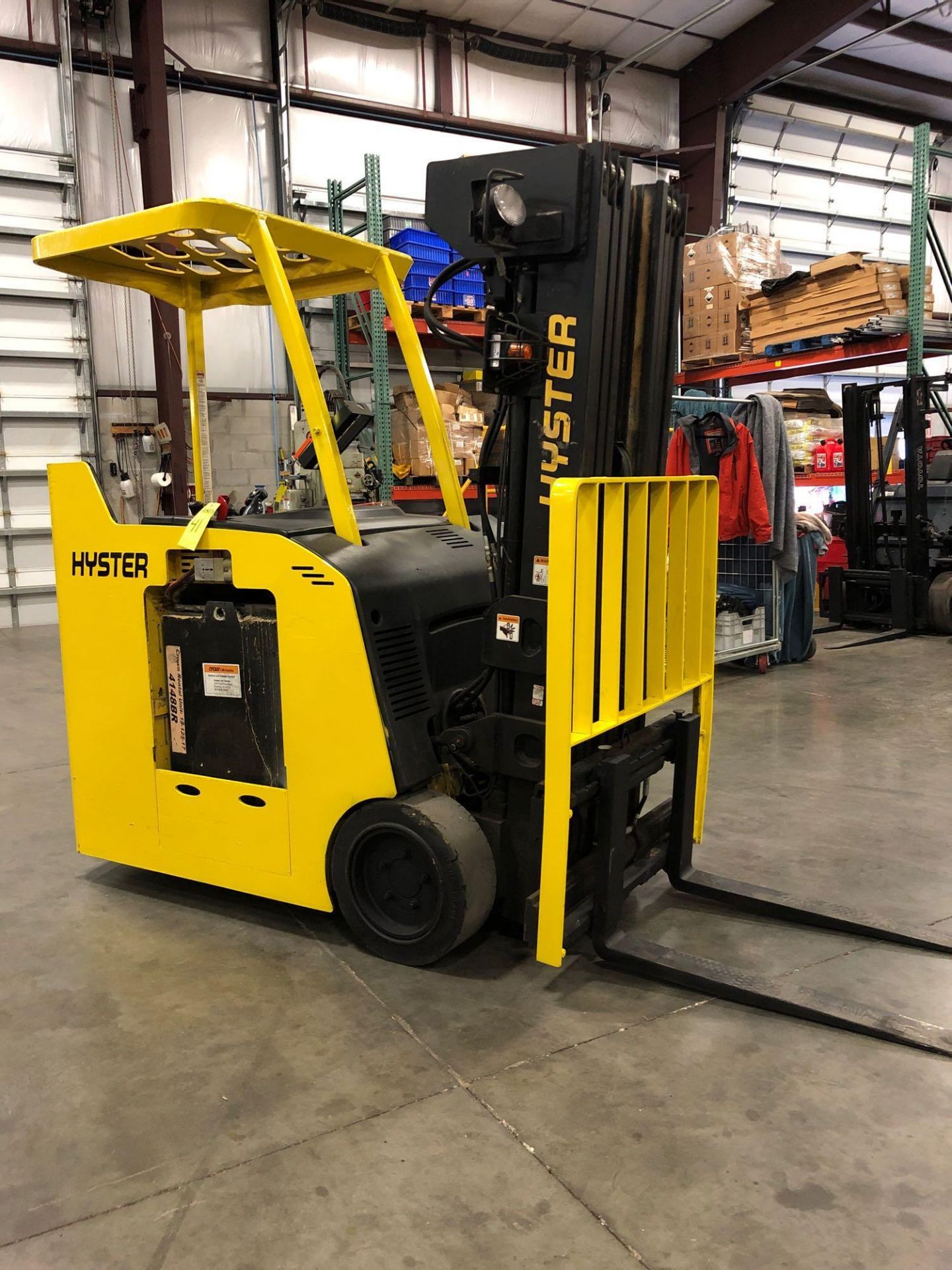 HYSTER ELECTRIC FORKLIFT WITH QUAD MAST MODEL E40HSD, 4,000 LB LIFT CAPACITY, 241" HEIGHT CAPACITY, - Image 6 of 7