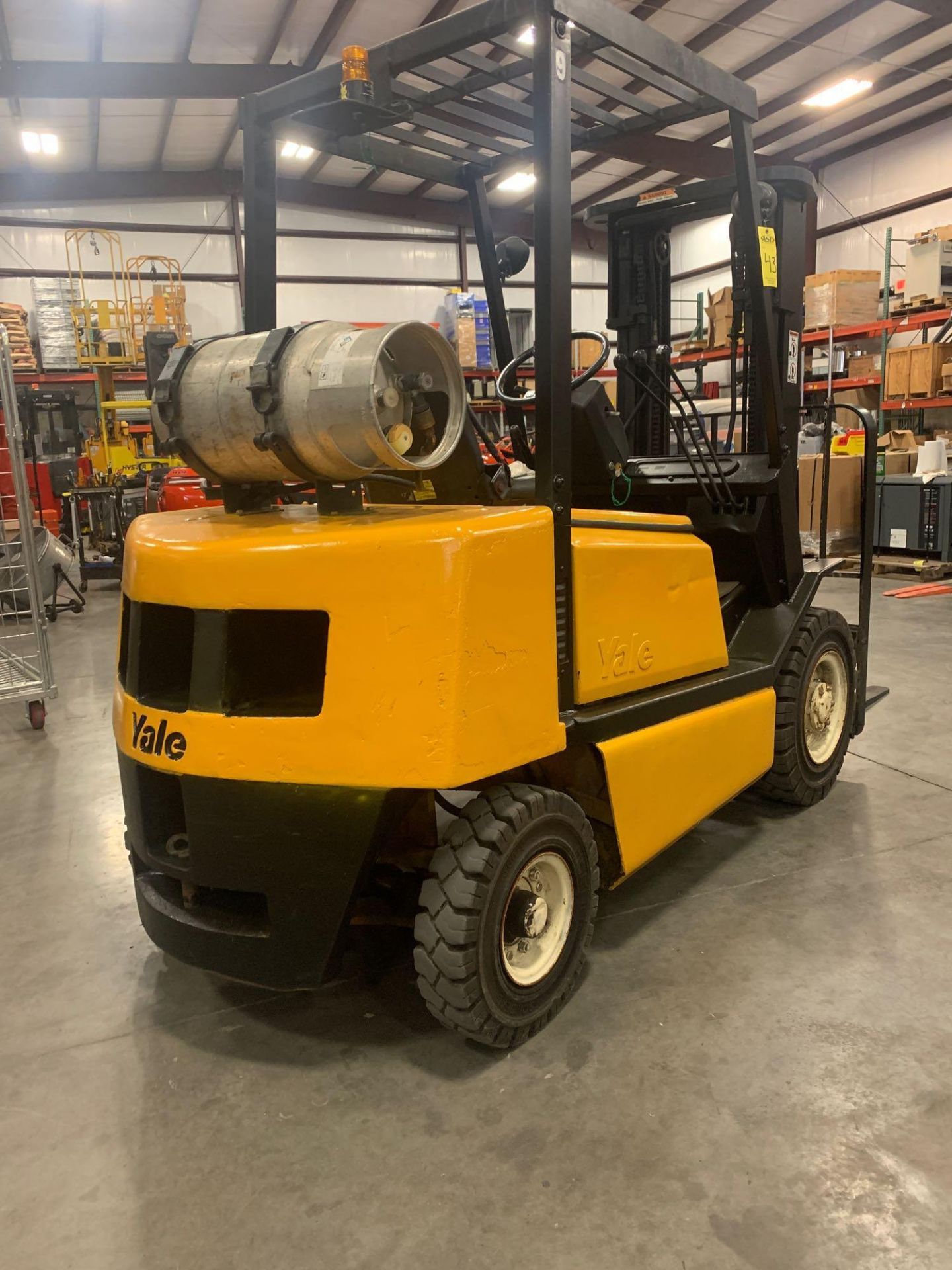 YALE GLP050 FORKLIFT, APPROXIMATELY 5,000LB CAPACITY, LP GAS,TILT, RUNS AND OPERATES - Image 4 of 7
