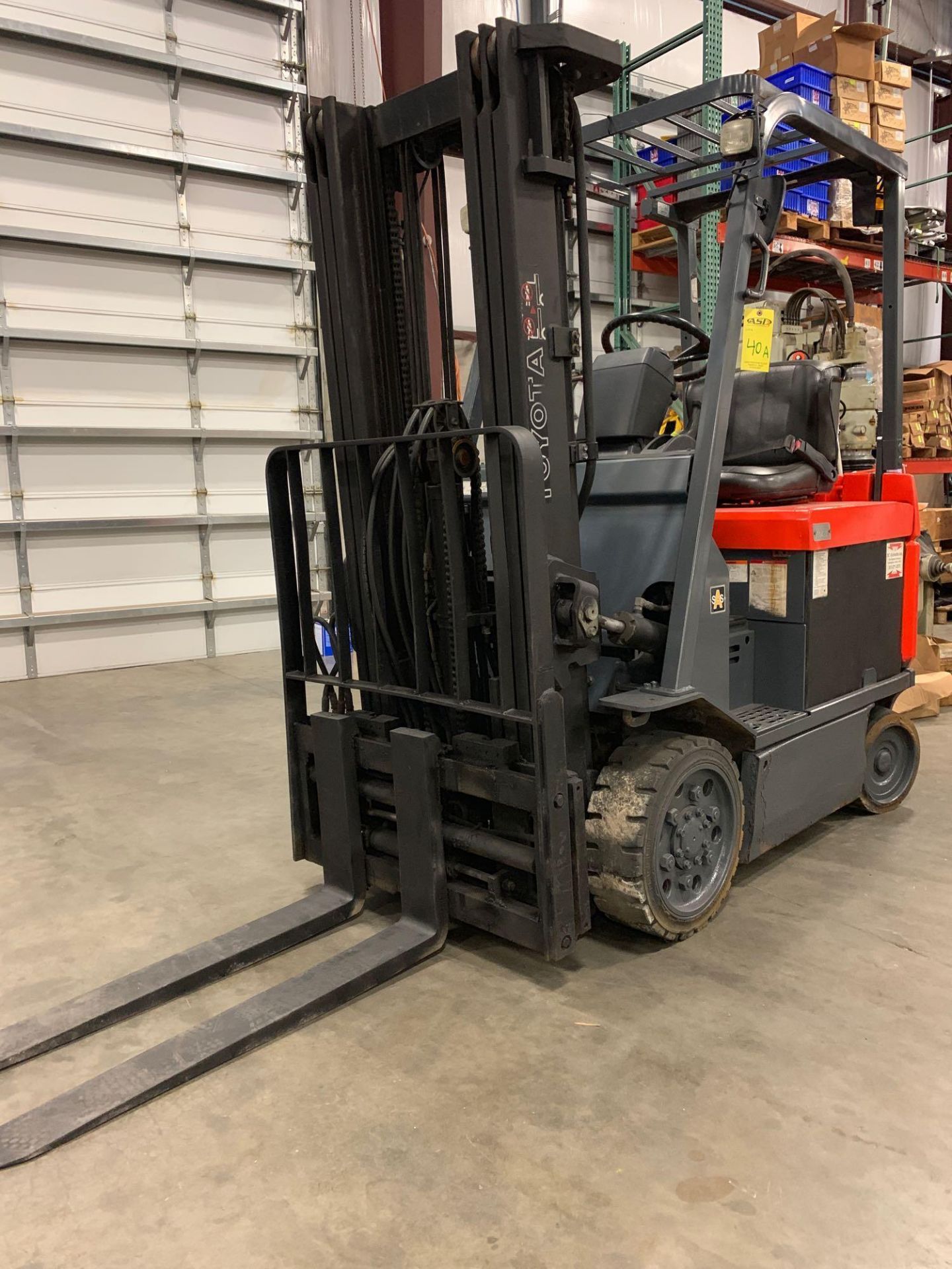 TOYOTA 7FBCU25 FORKLIFT, APPROXIMATELY 5,000LB, 36VOLT, HYDRAULIC SLIDING FORKS, HUDRAULIC OPEN AND