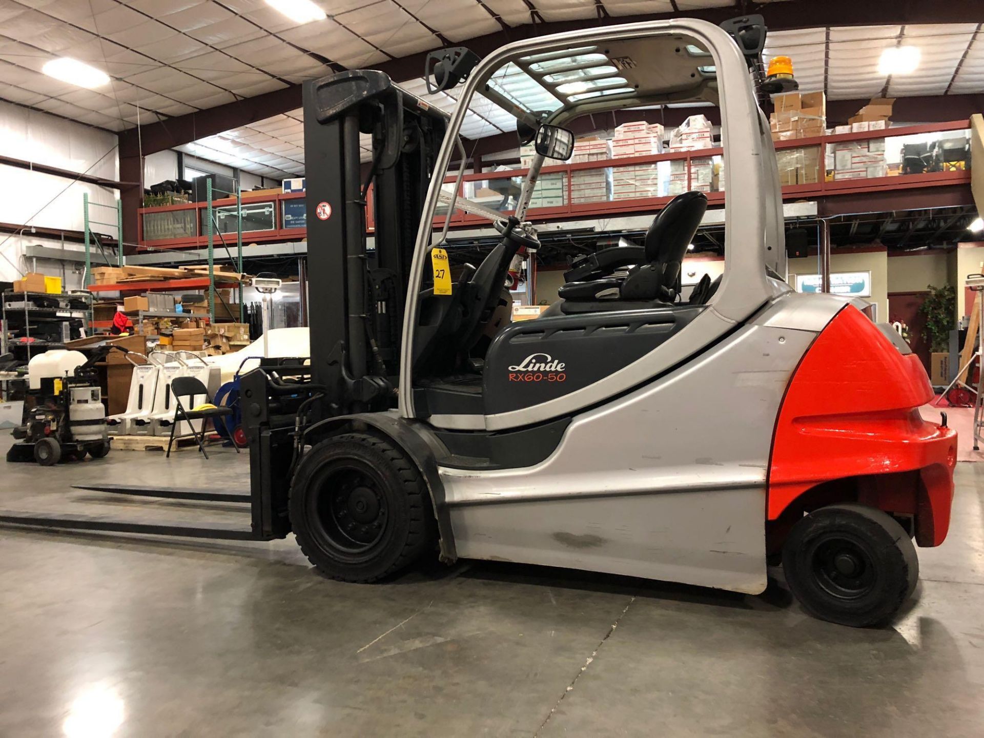 2009 LINDE ELECTRIC FORKLIFT MODEL RX60-50, 8,000 LB WEIGHT CAP - Image 6 of 11