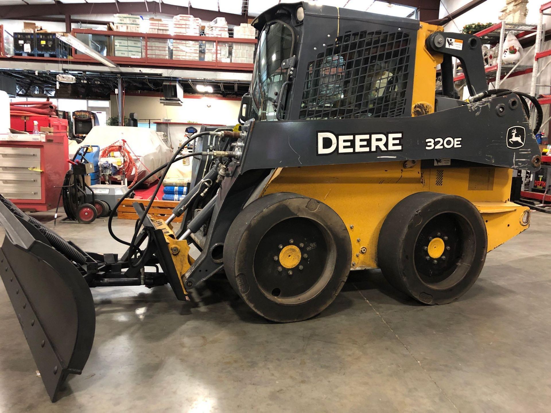 2015 JOHN DEERE 320E SKID STEER, ENCLOSED CAB, HEAT AND A/C 2 SPEED HYDRAULIC COUPLER, RUNS AND OPER - Image 3 of 9