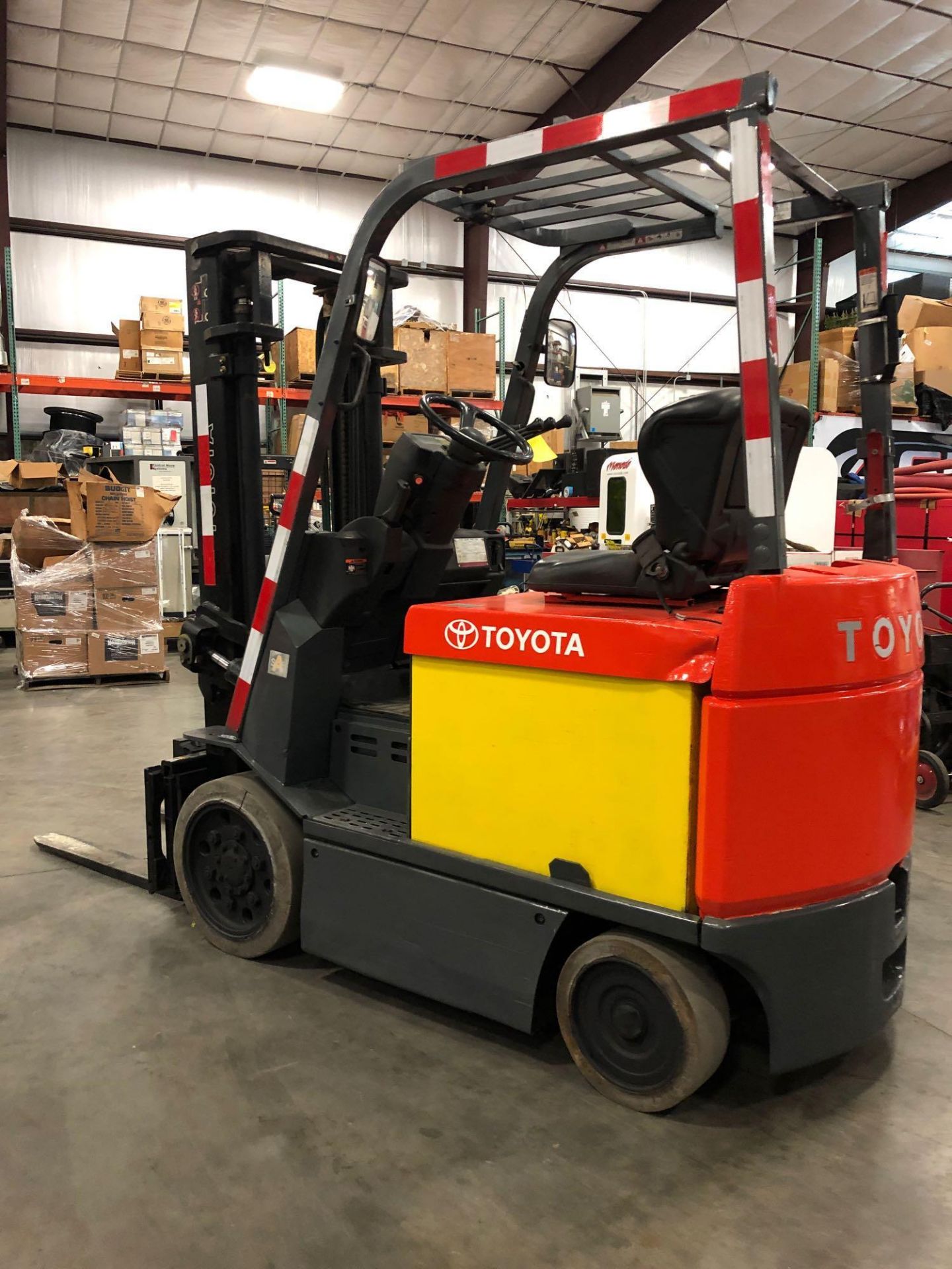 TOYOTA 7FBCU25 ELECTRIC FORKLIFT, 5000 LB. CAP, 131.5" HEIGHT CAPACITY, TILT, SIDE SHIFT, 48V, RUNS - Image 3 of 6