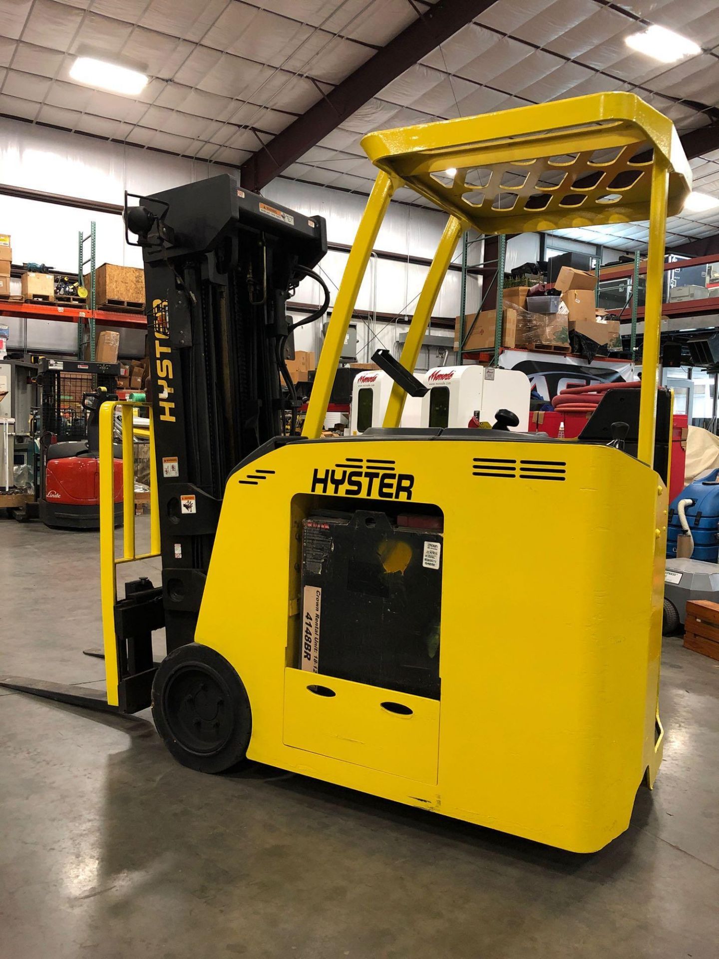 HYSTER ELECTRIC FORKLIFT WITH QUAD MAST MODEL E40HSD, 4,000 LB LIFT CAPACITY, 241" HEIGHT CAPACITY, - Image 3 of 7