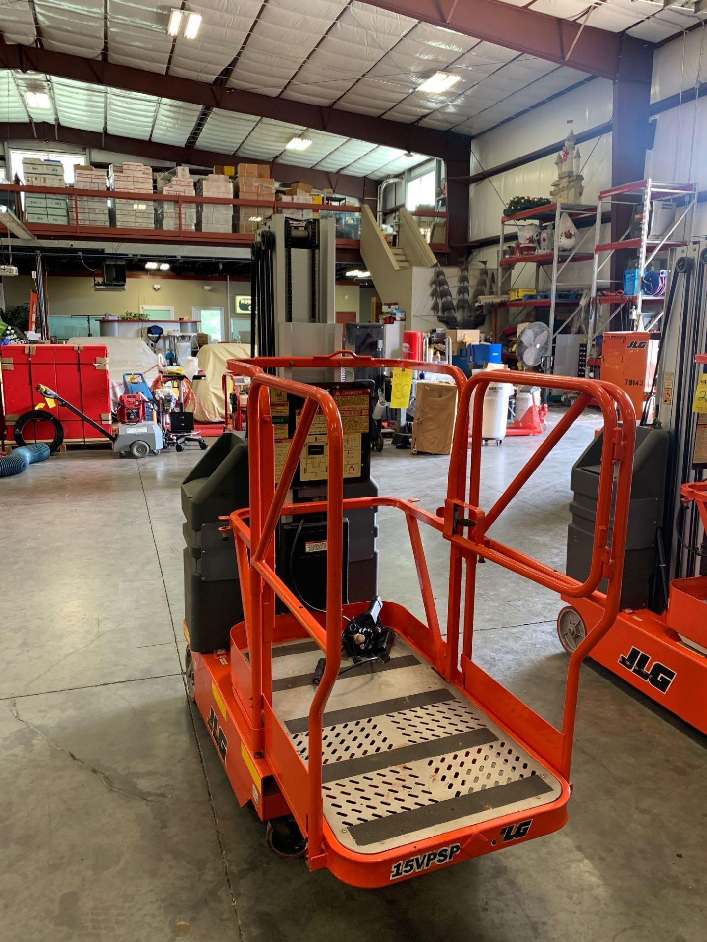 JLG 15VP SP ELECTRIC MANLIFT, SELF PROPELLED, BUILT IN CHARGER, 15’ PLATFORM HEIGHT, RUNS AND OPERAT - Image 3 of 6