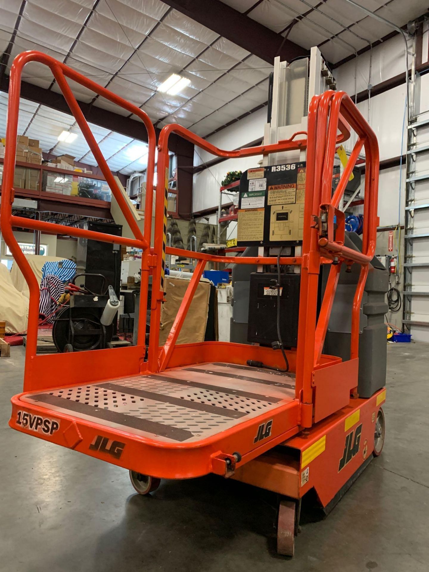 JLG 15VP SP ELECTRIC MANLIFT, SELF PROPELLED, BUILT IN CHARGER, 15’ PLATFORM HEIGHT, RUNS AND OPERAT - Image 4 of 5