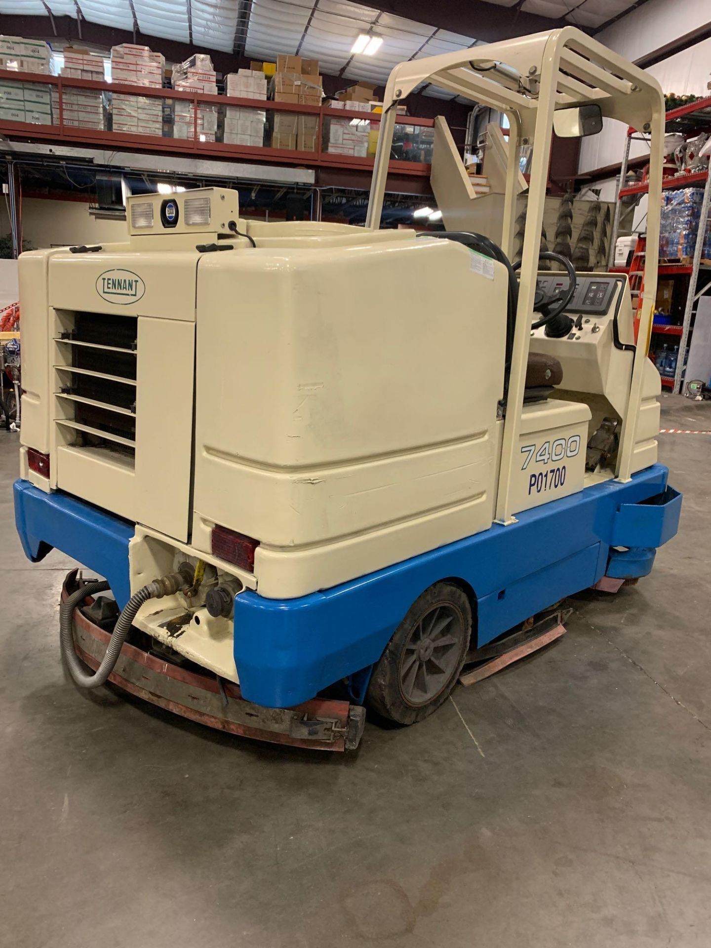 TENNANT 74005507 FLOOR SCRUBBER , LP POWERED, RUNS AND OPERATES