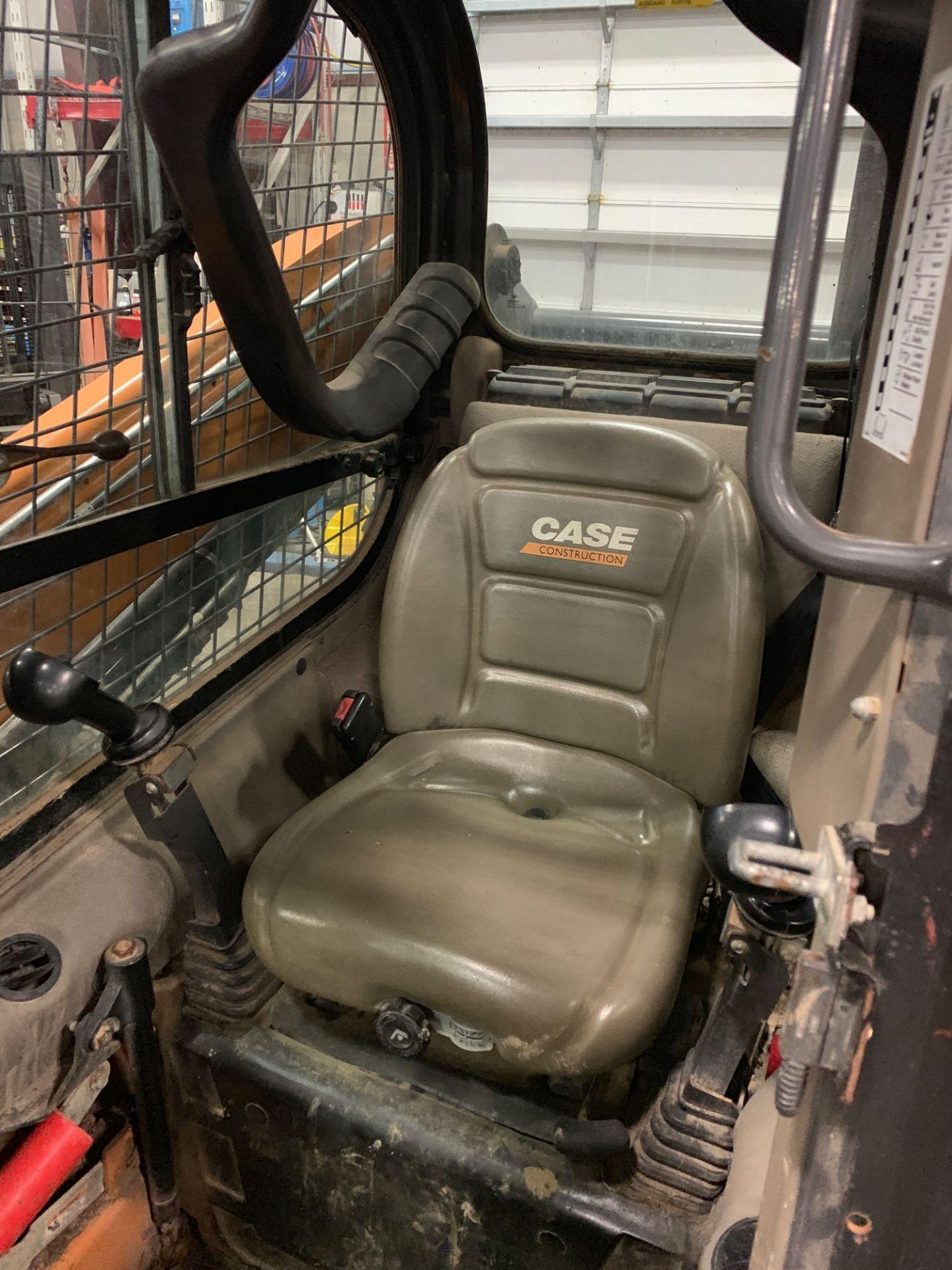 2013 CASE SV300 DIESEL SKID STEER, ENCLOSED CAB, RIDE CONTROL, HEAT, A/C, AUXILIARY HYDRAULICS, RADI - Image 5 of 8