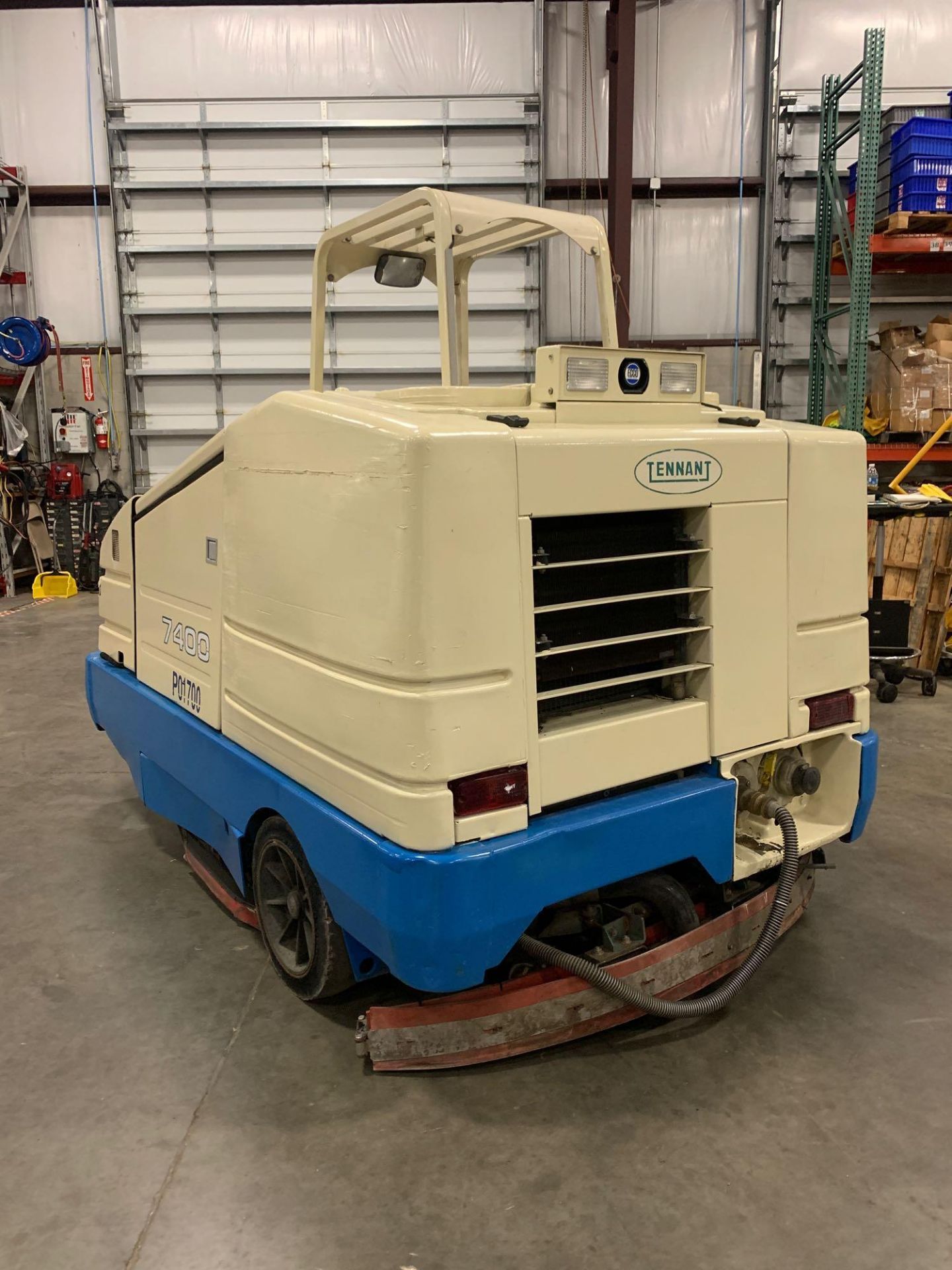 TENNANT 74005507 FLOOR SCRUBBER , LP POWERED, RUNS AND OPERATES