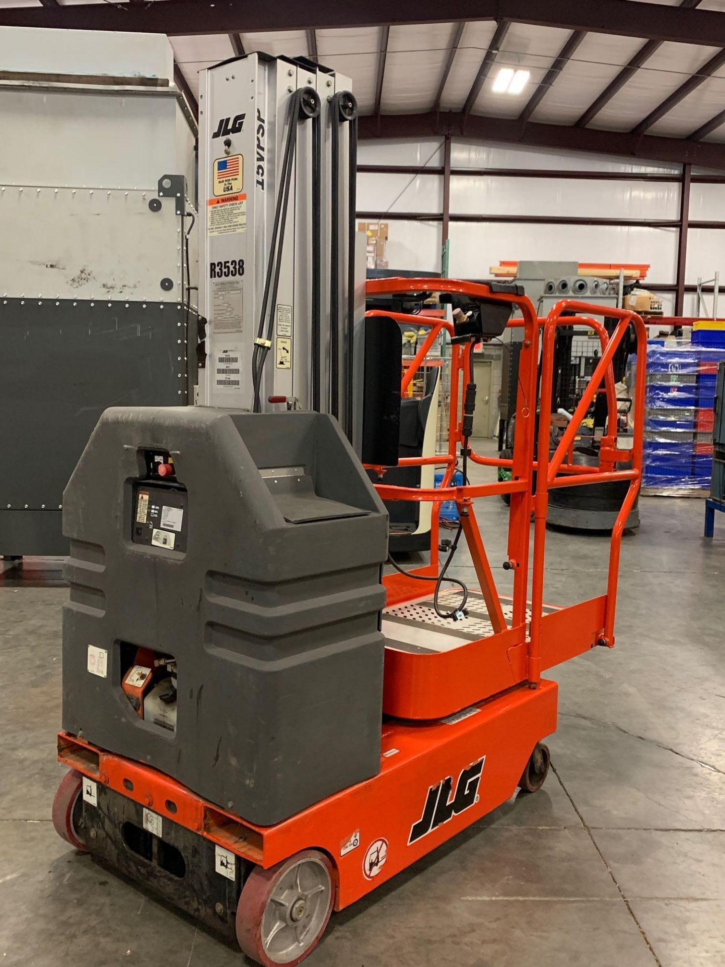 JLG 15VP SP ELECTRIC MANLIFT, SELF PROPELLED, BUILT IN CHARGER, 15’ PLATFORM HEIGHT, RUNS AND OPERAT - Image 4 of 5