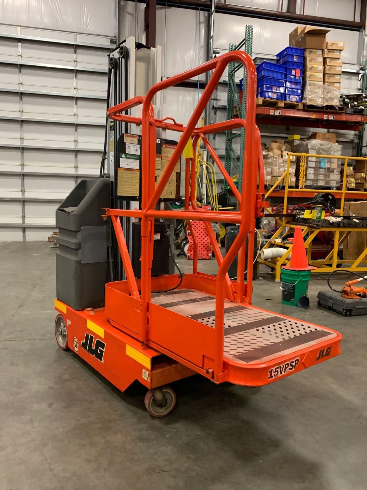 JLG 15VP SP ELECTRIC MANLIFT, SELF PROPELLED, BUILT IN CHARGER, 15’ PLATFORM HEIGHT, RUNS AND OPERAT - Image 3 of 5