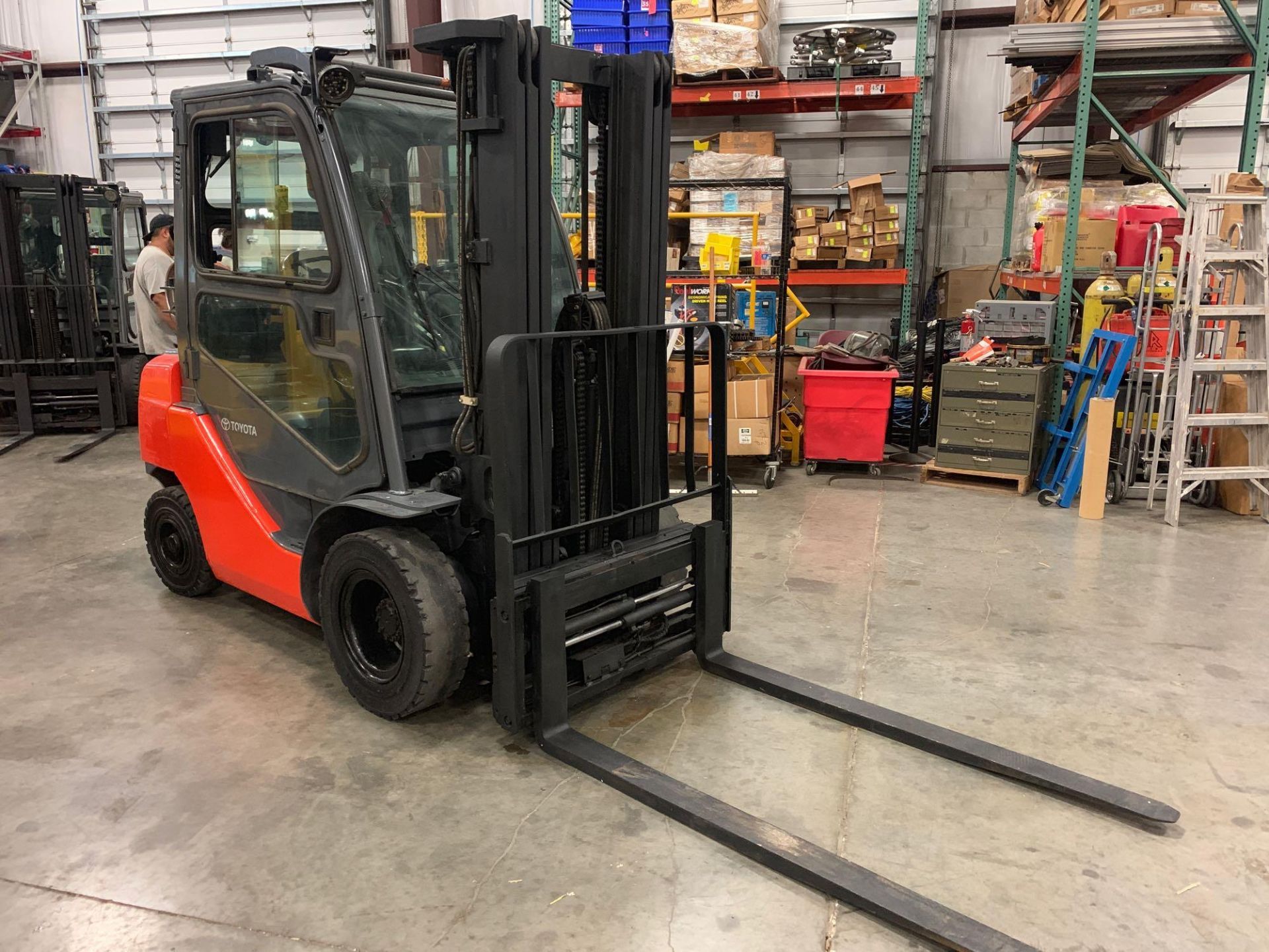 2013 TOYOTA LP 8FGU25 FORKLIFT, APPROX 5000 LB,ENCLOSED CAB, TILT ,SIDE SHIFT, HYDRAULIC FORK POSITI - Image 2 of 7