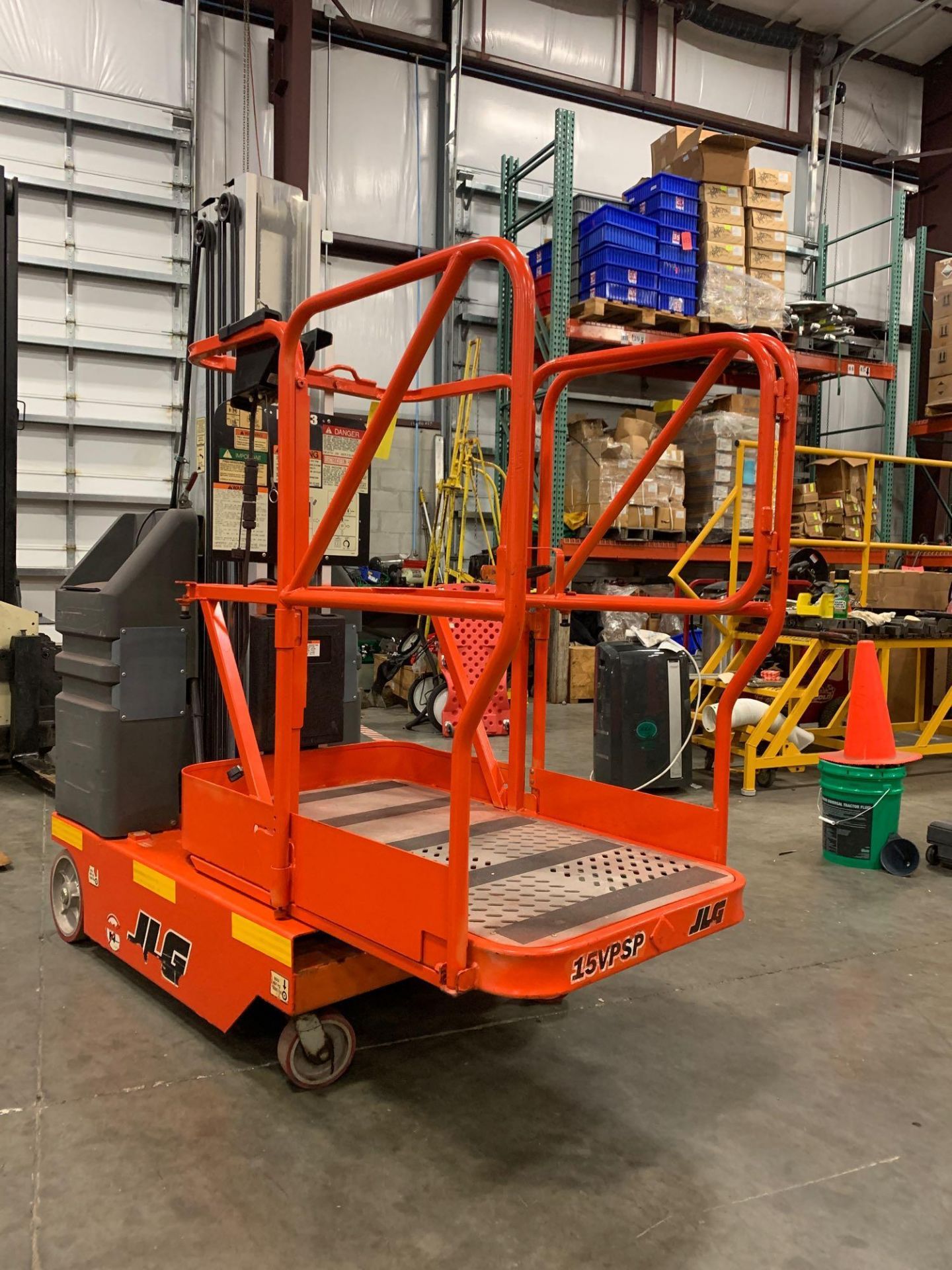 JLG 15VP SP ELECTRIC MANLIFT, SELF PROPELLED, BUILT IN CHARGER, 15’ PLATFORM HEIGHT, RUNS AND OPERAT - Image 3 of 6