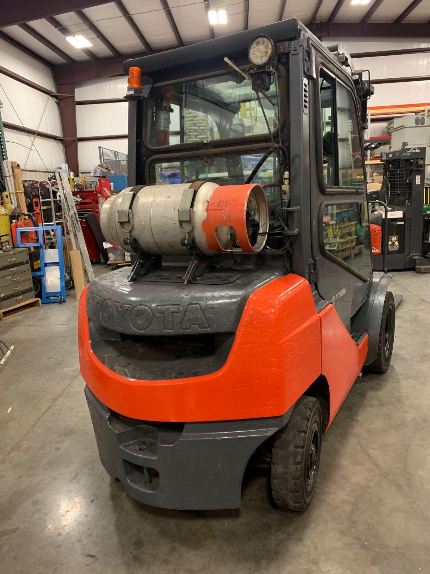 2013 TOYOTA LP 8FGU25 FORKLIFT, APPROX 5000 LB,ENCLOSED CAB, TILT ,SIDE SHIFT, HYDRAULIC FORK POSITI - Image 4 of 7