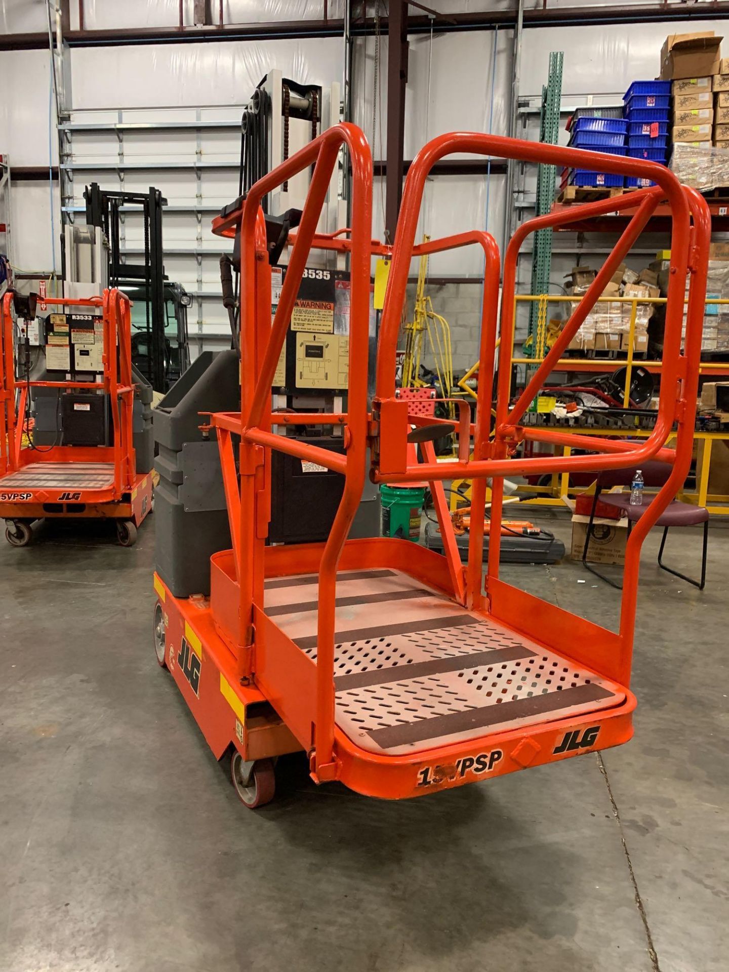 JLG 15VP SP ELECTRIC MANLIFT, SELF PROPELLED, BUILT IN CHARGER, 15’ PLATFORM HEIGHT, RUNS AND OPERAT - Image 3 of 6