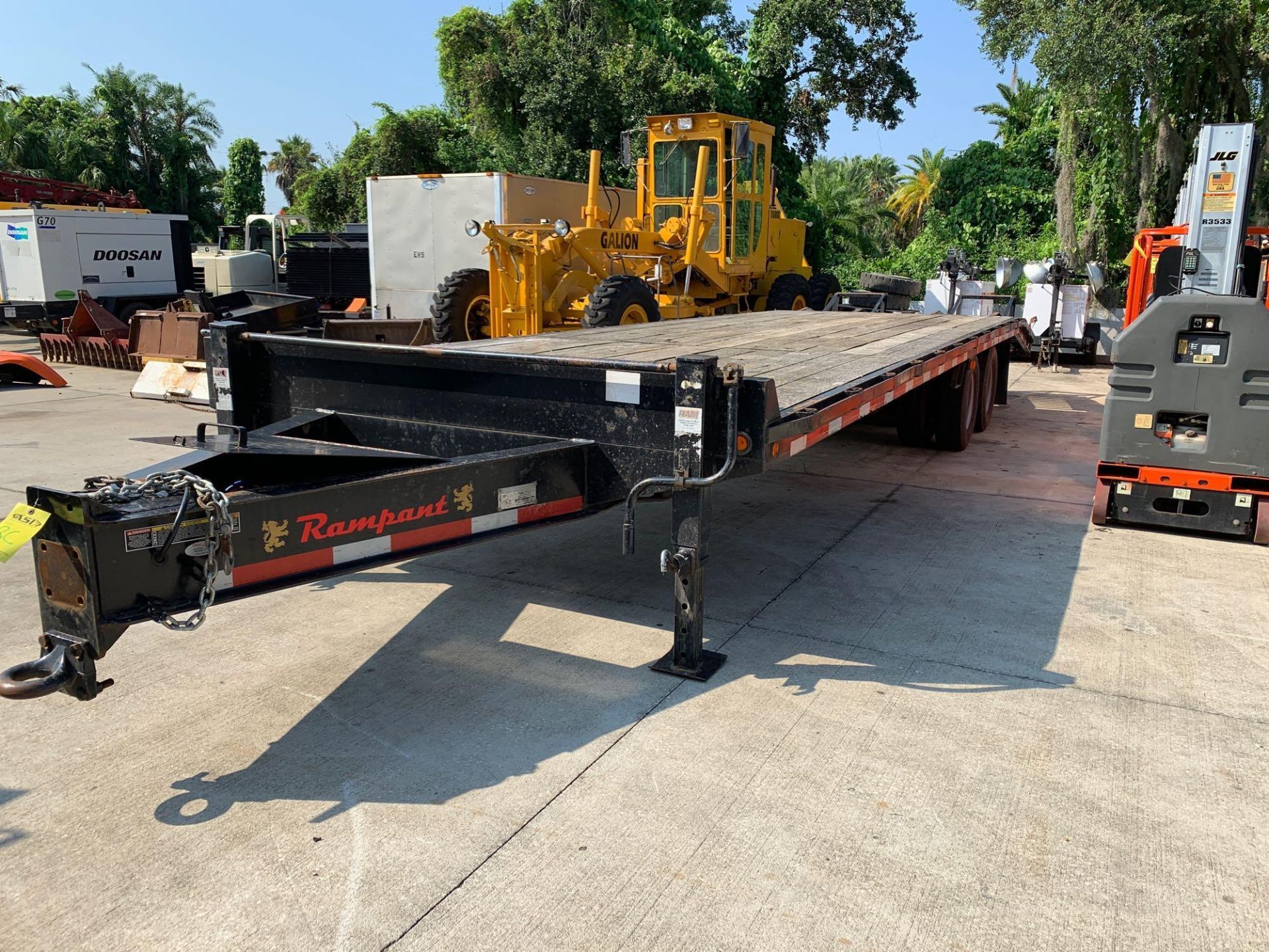 2017 RAMPANT EQUIPMENT TRAILER, T/A, DOVETAIL, RAMPS, 25,900 LB GVRW, - Image 2 of 6